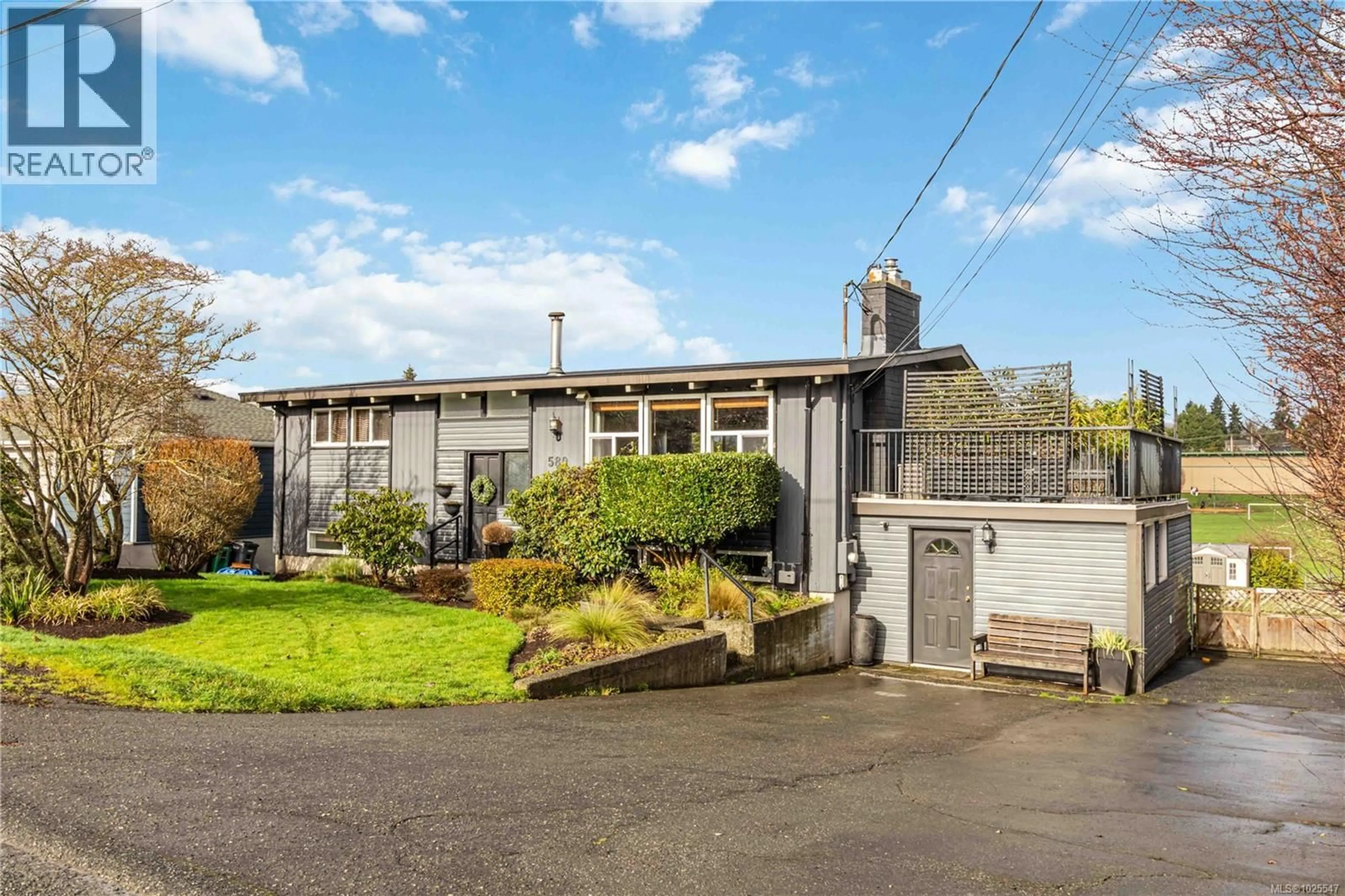 A pic from outside/outdoor area/front of a property/back of a property/a pic from drone, street for 580 BAKER STREET, Saanich British Columbia V8Z2H5