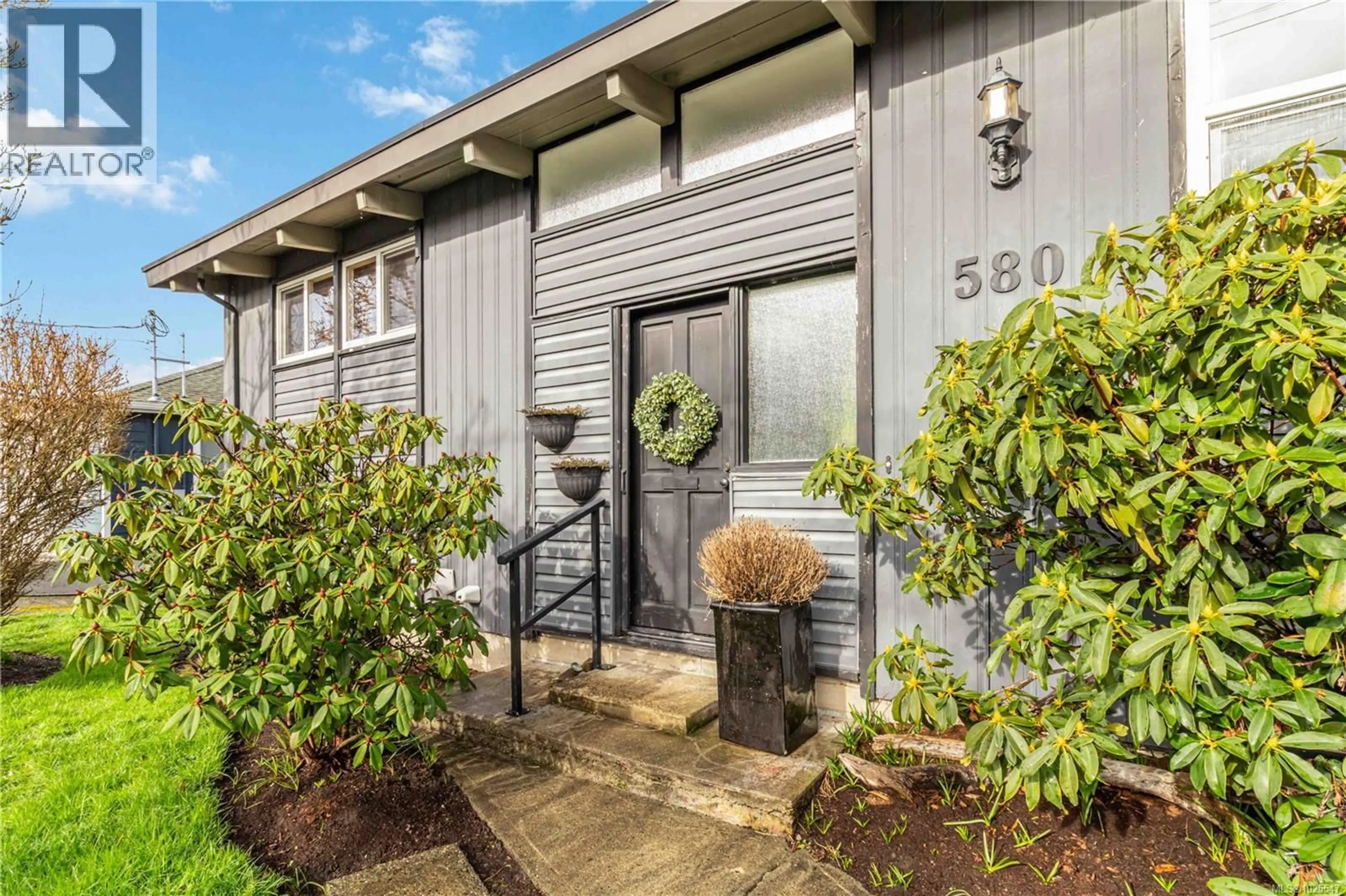 Indoor entryway for 580 BAKER STREET, Saanich British Columbia V8Z2H5