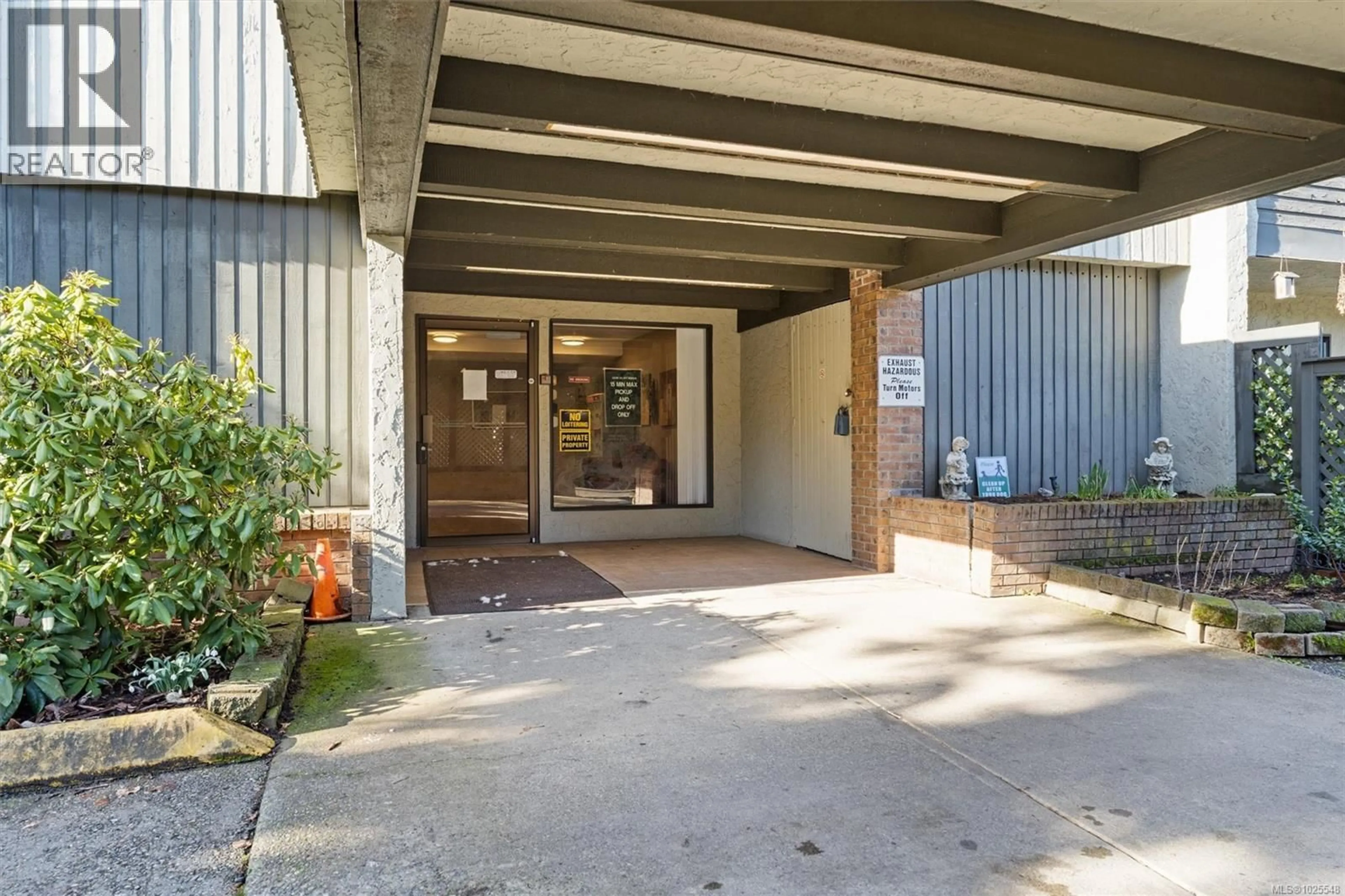 Indoor foyer for 203 - 3251 COWICHAN LAKE ROAD, Duncan British Columbia V9L4B8