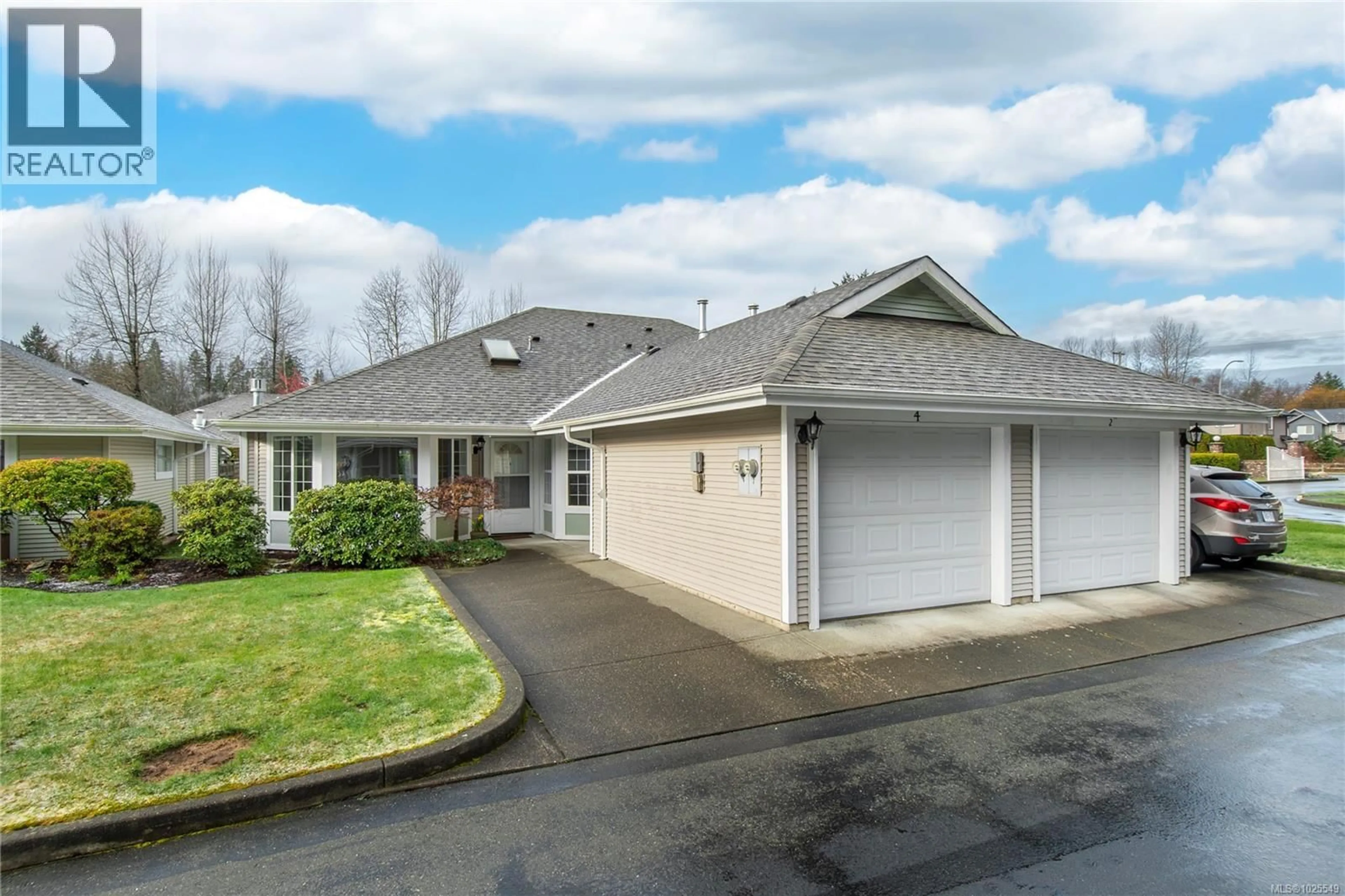 A pic from outside/outdoor area/front of a property/back of a property/a pic from drone, street for 4 - 2010 20TH STREET, Courtenay British Columbia V9N2G6