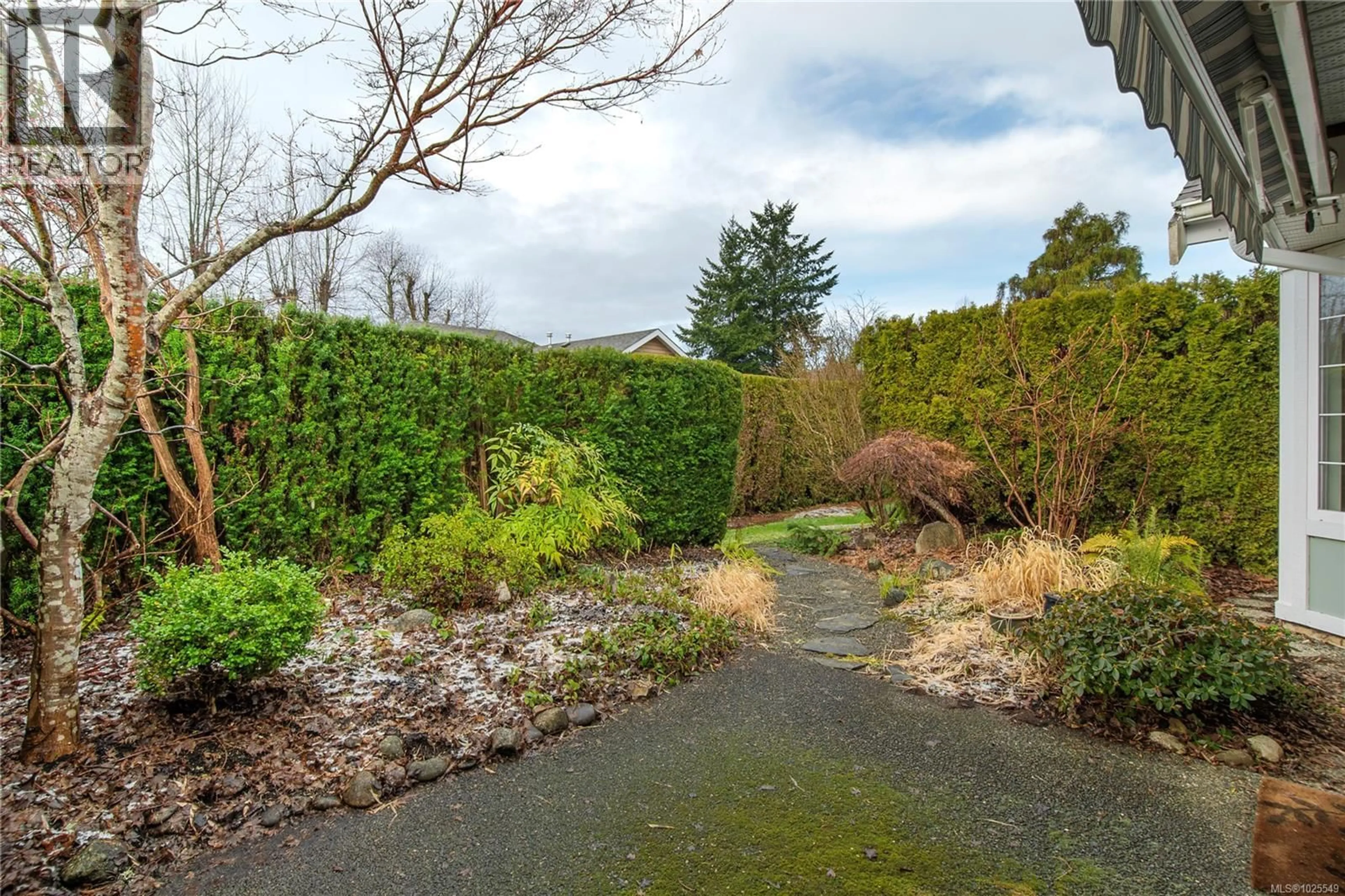 A pic from outside/outdoor area/front of a property/back of a property/a pic from drone, water/lake/river/ocean view for 4 - 2010 20TH STREET, Courtenay British Columbia V9N2G6