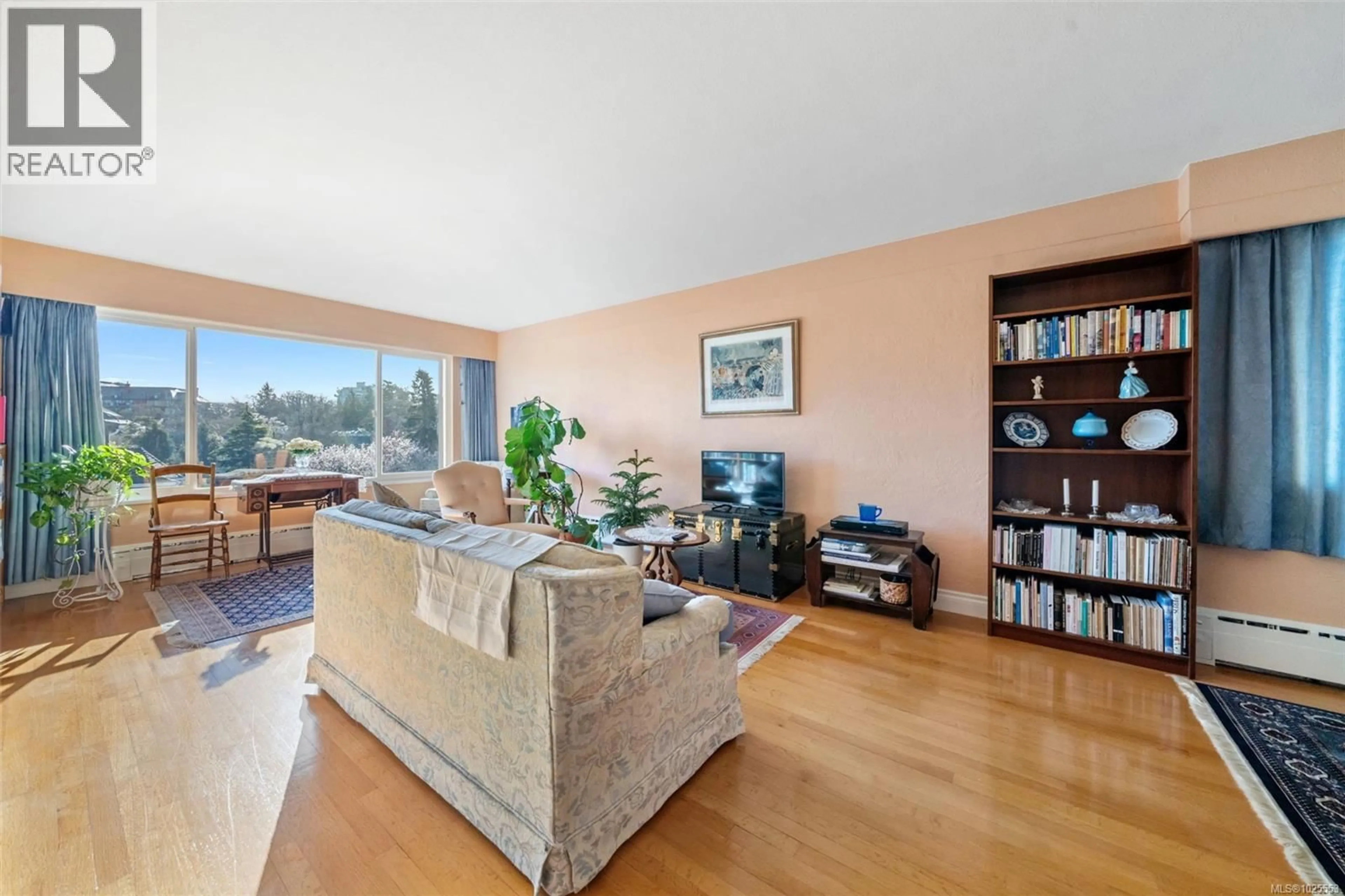 Living room with furniture, unknown for 305 - 1270 BEACH DRIVE, Oak Bay British Columbia V8S2N3