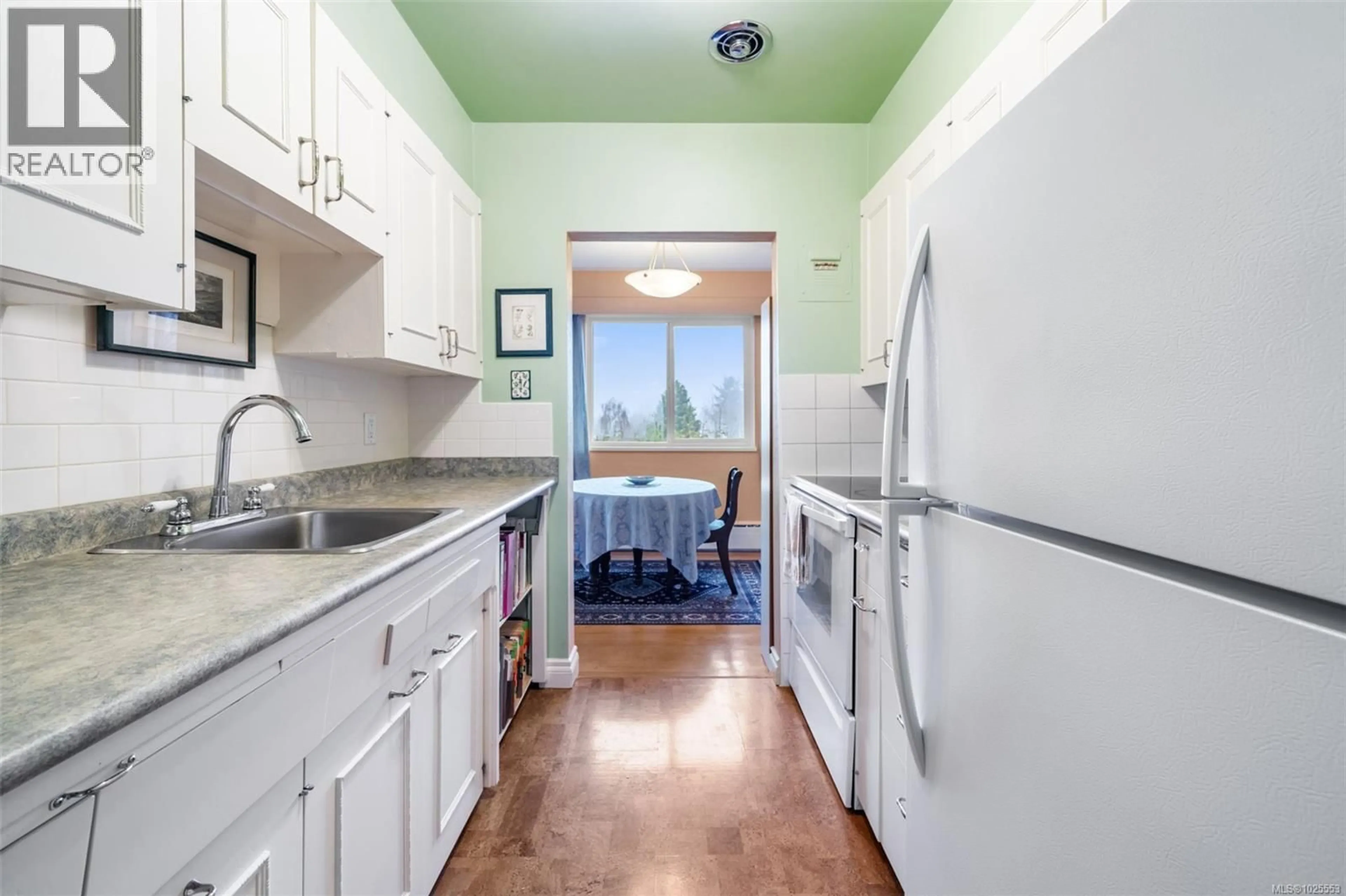 Standard kitchen, unknown for 305 - 1270 BEACH DRIVE, Oak Bay British Columbia V8S2N3
