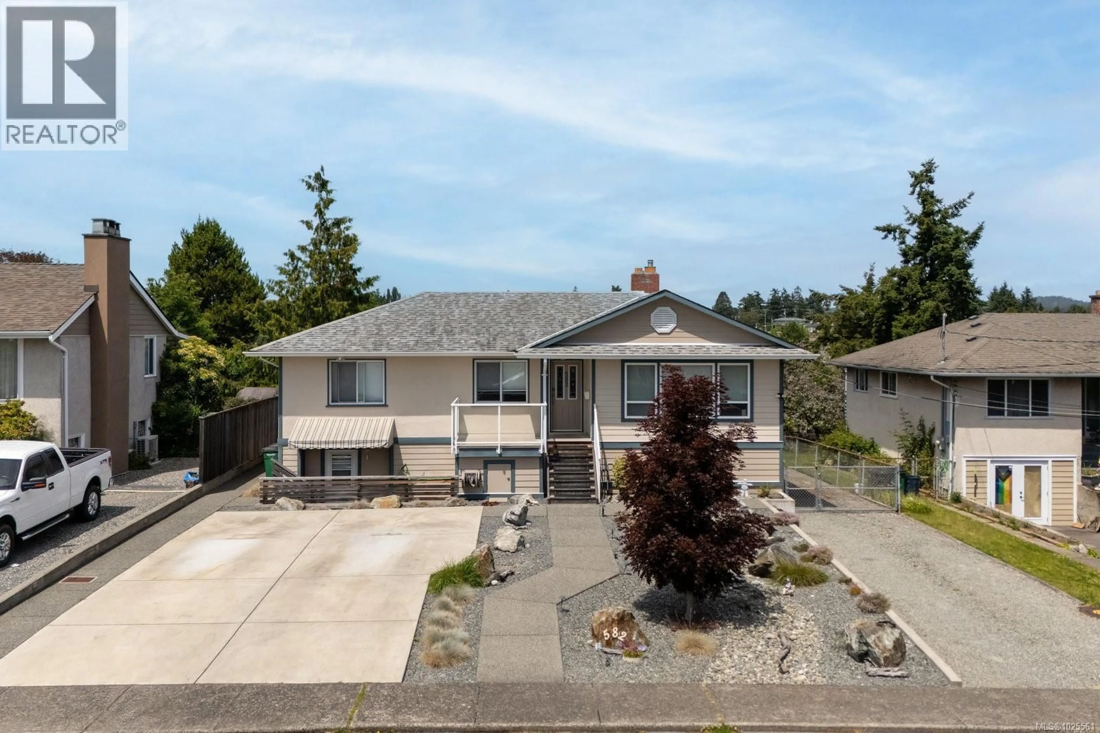 A pic from outside/outdoor area/front of a property/back of a property/a pic from drone, street for 582 BAXTER AVENUE, Saanich British Columbia V8Z2G7