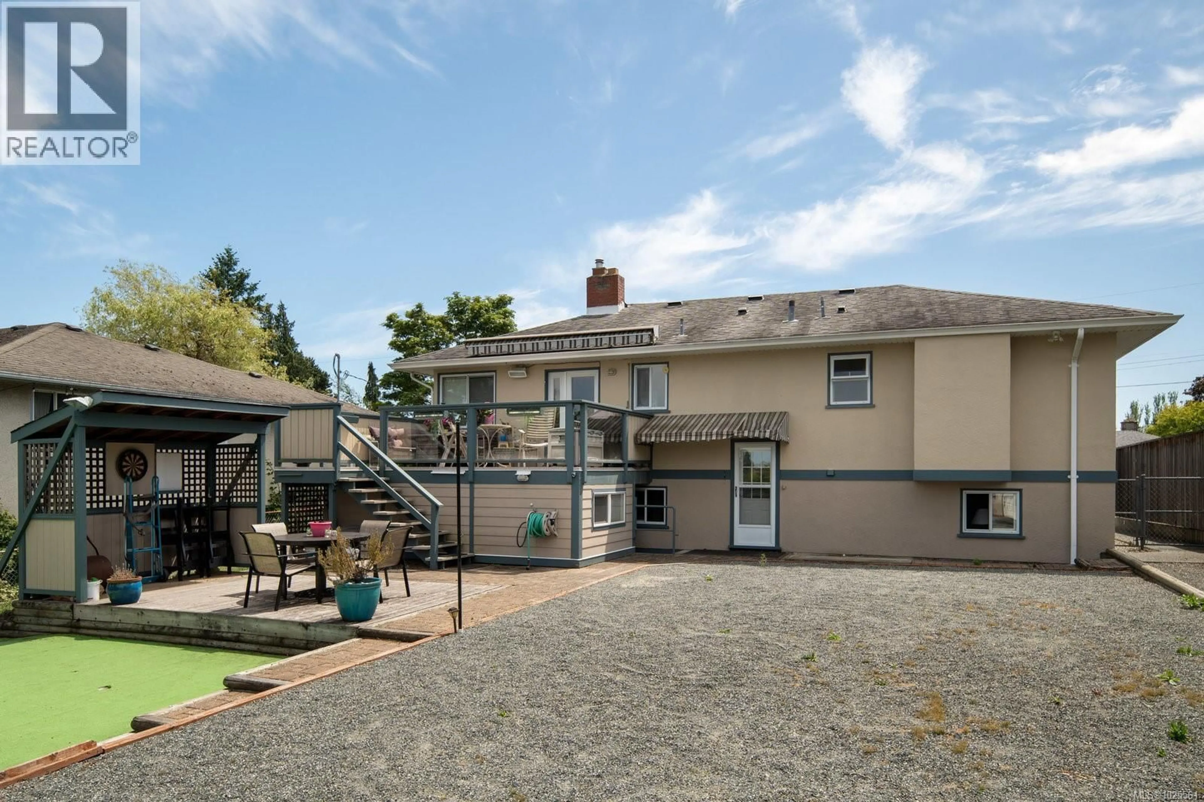 A pic from outside/outdoor area/front of a property/back of a property/a pic from drone, street for 582 BAXTER AVENUE, Saanich British Columbia V8Z2G7