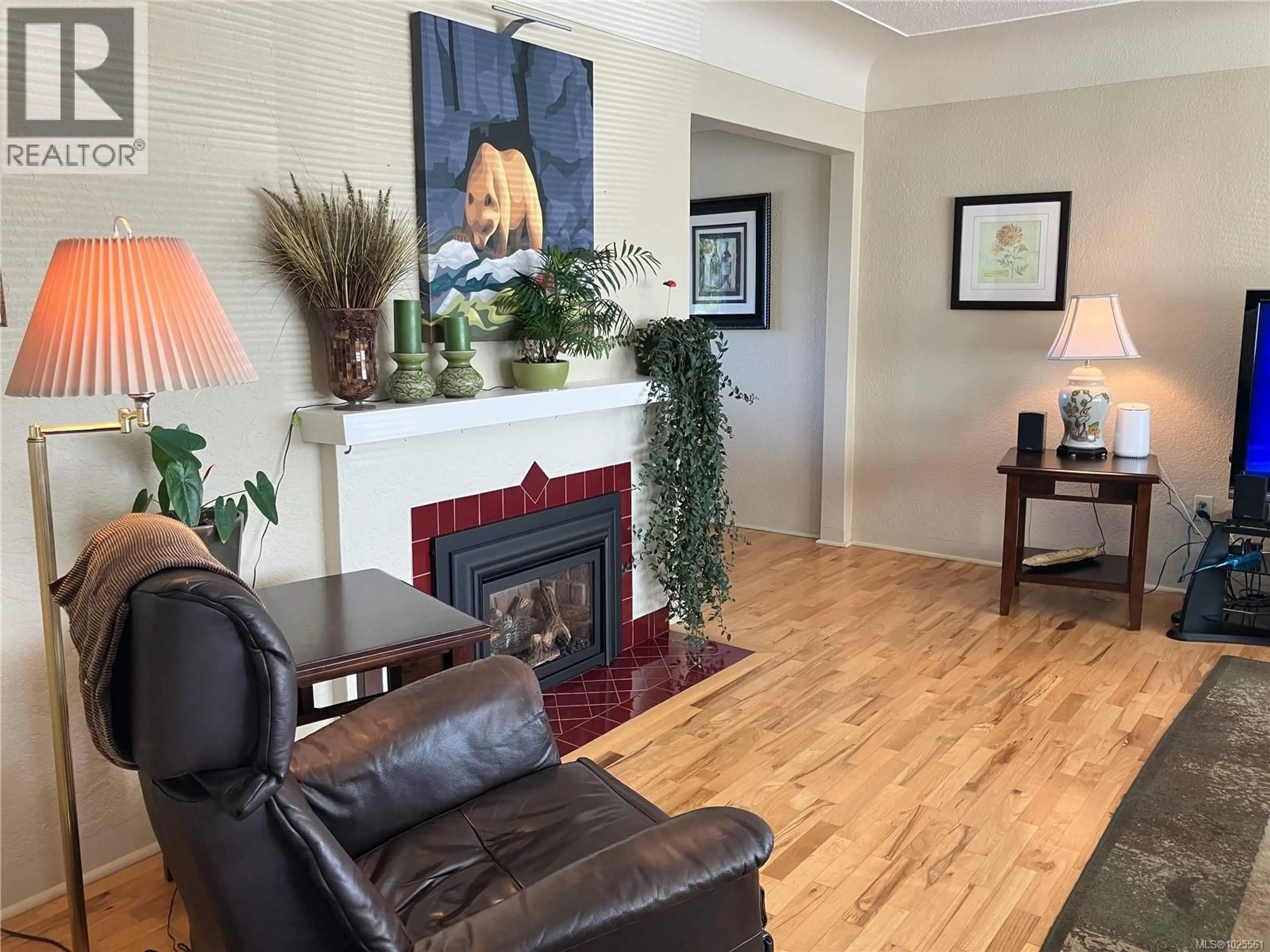 Living room with furniture, wood/laminate floor for 582 BAXTER AVENUE, Saanich British Columbia V8Z2G7