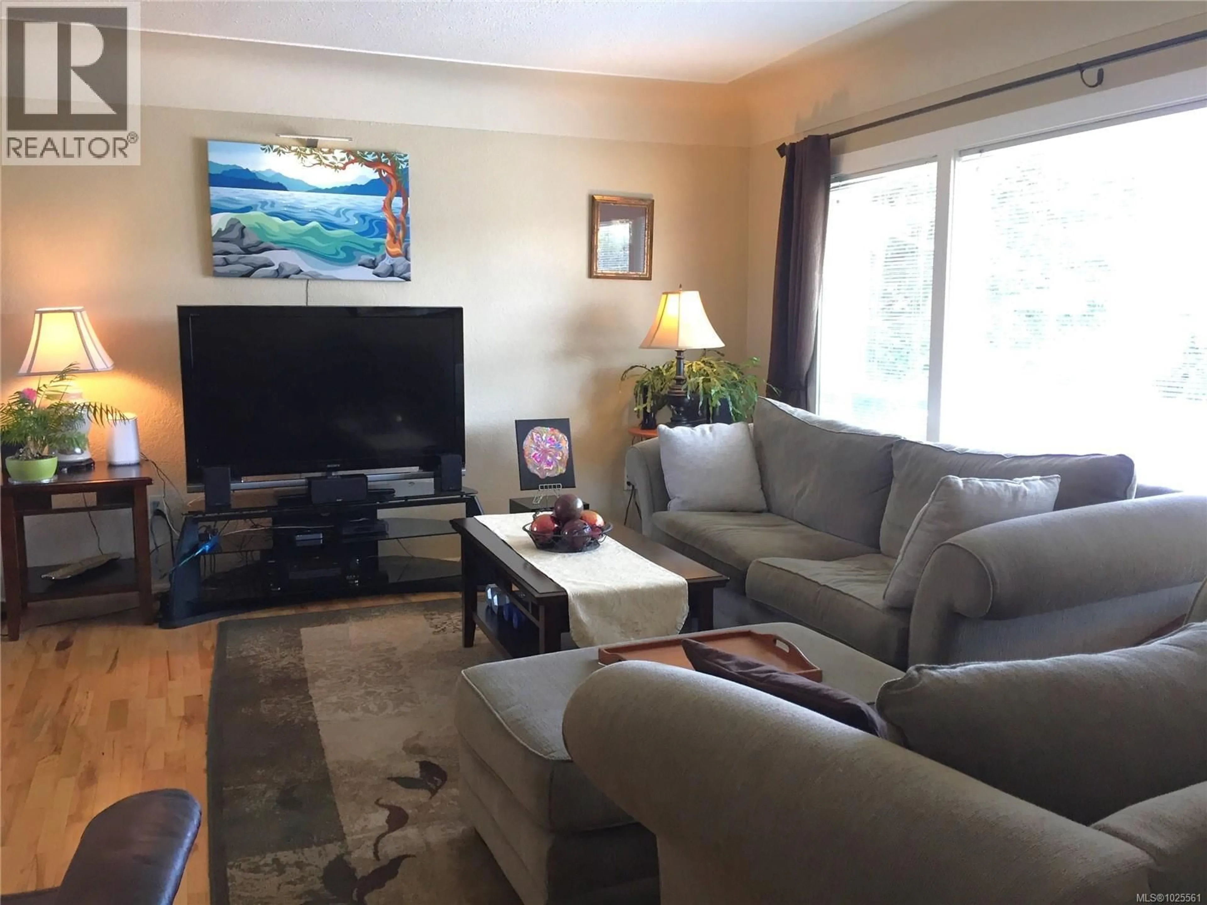 Living room with furniture, wood/laminate floor for 582 BAXTER AVENUE, Saanich British Columbia V8Z2G7