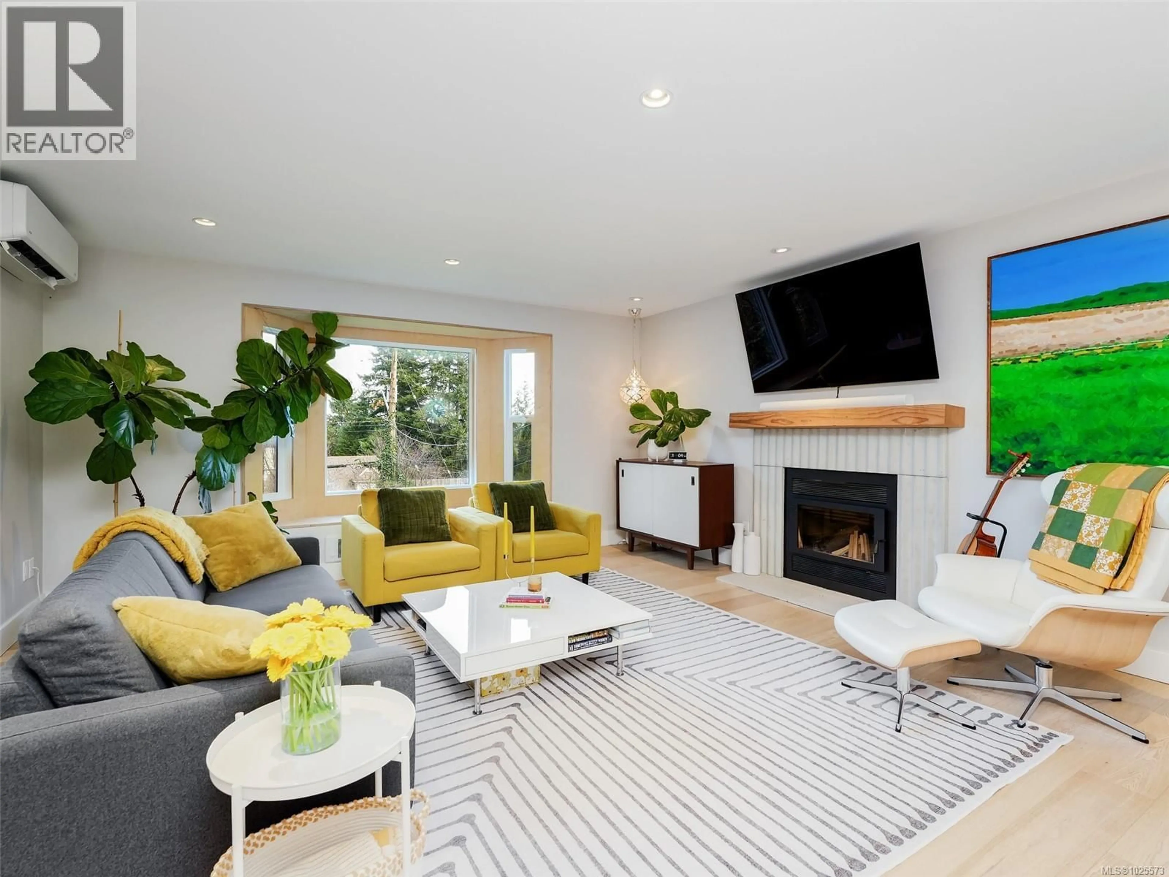 Living room with furniture, unknown for 775 DRUMMOND WAY, Colwood British Columbia V9C3R5