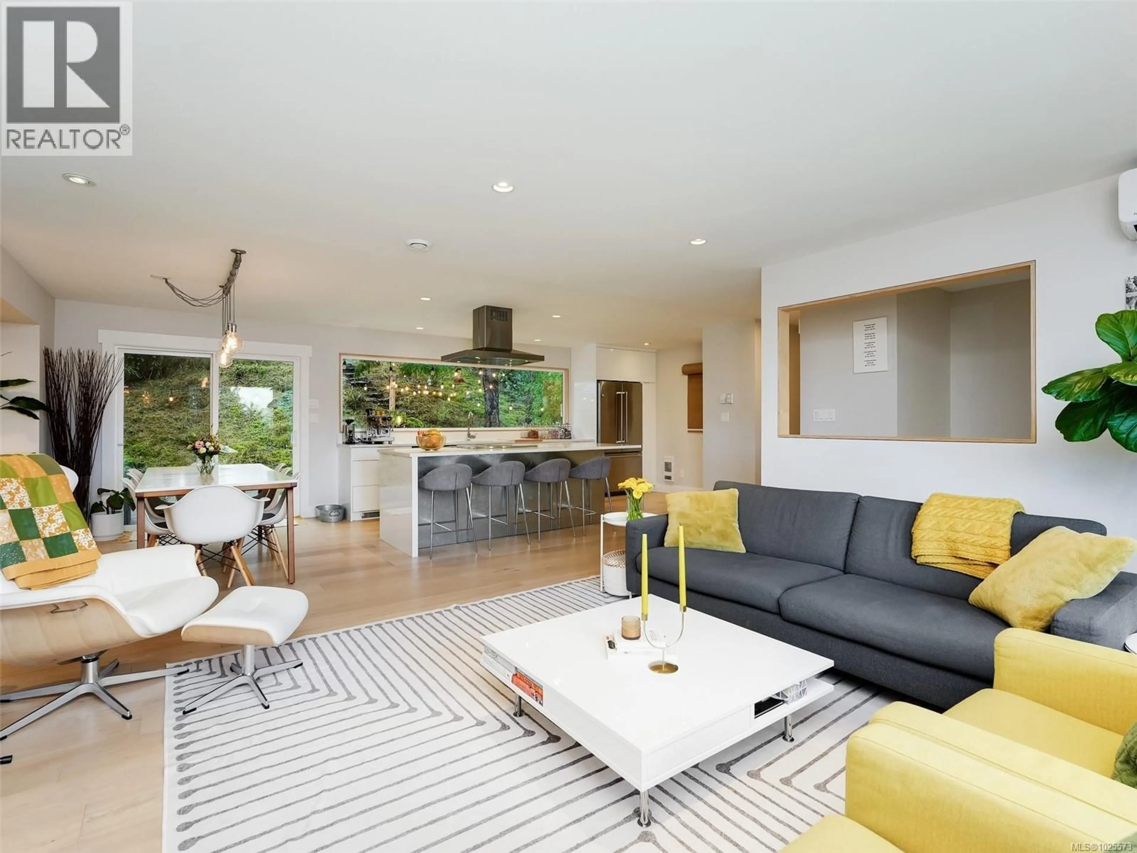 Living room with furniture, unknown for 775 DRUMMOND WAY, Colwood British Columbia V9C3R5