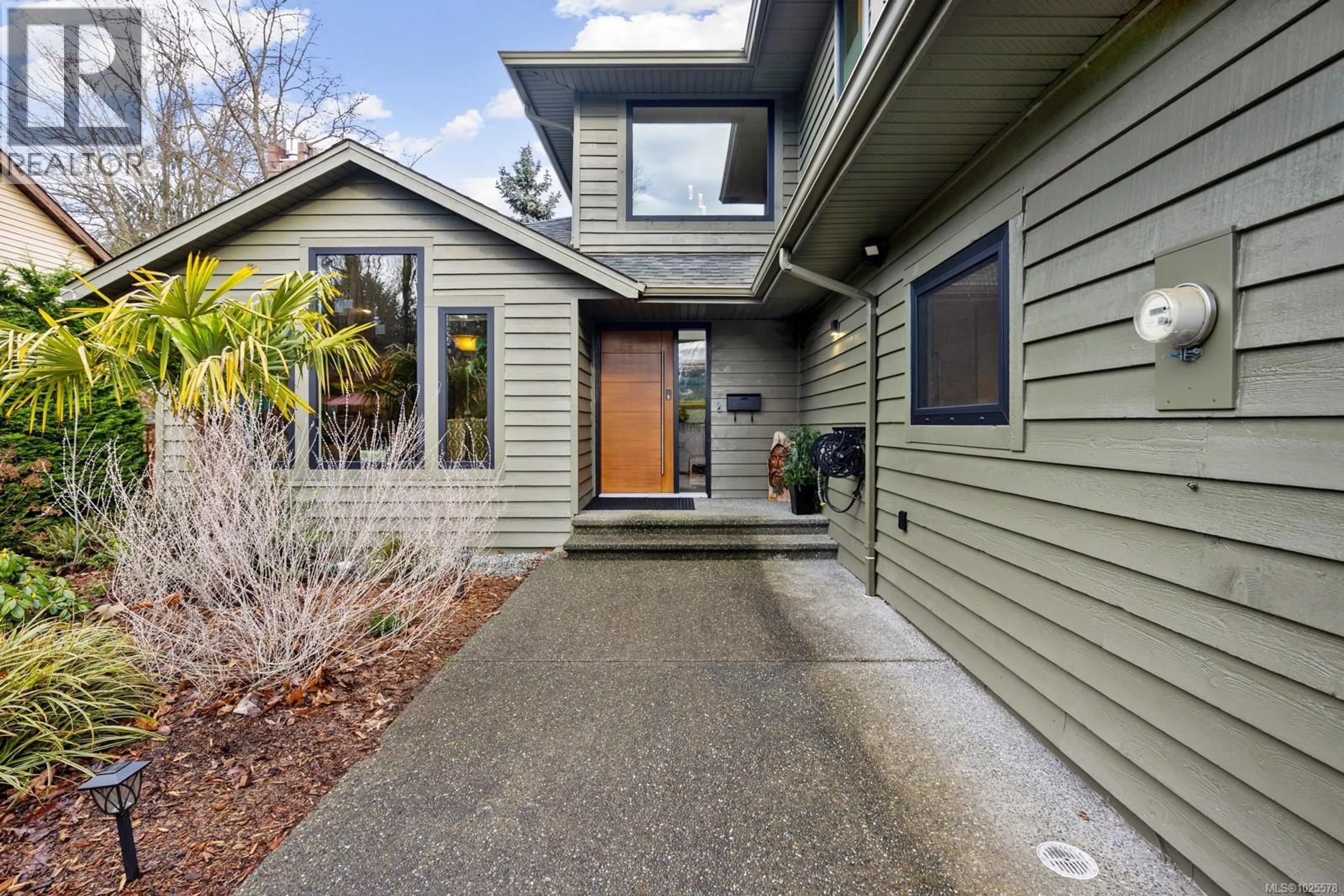 Home with vinyl exterior material, street for 1544 COMOX AVENUE, Comox British Columbia V9M2S2