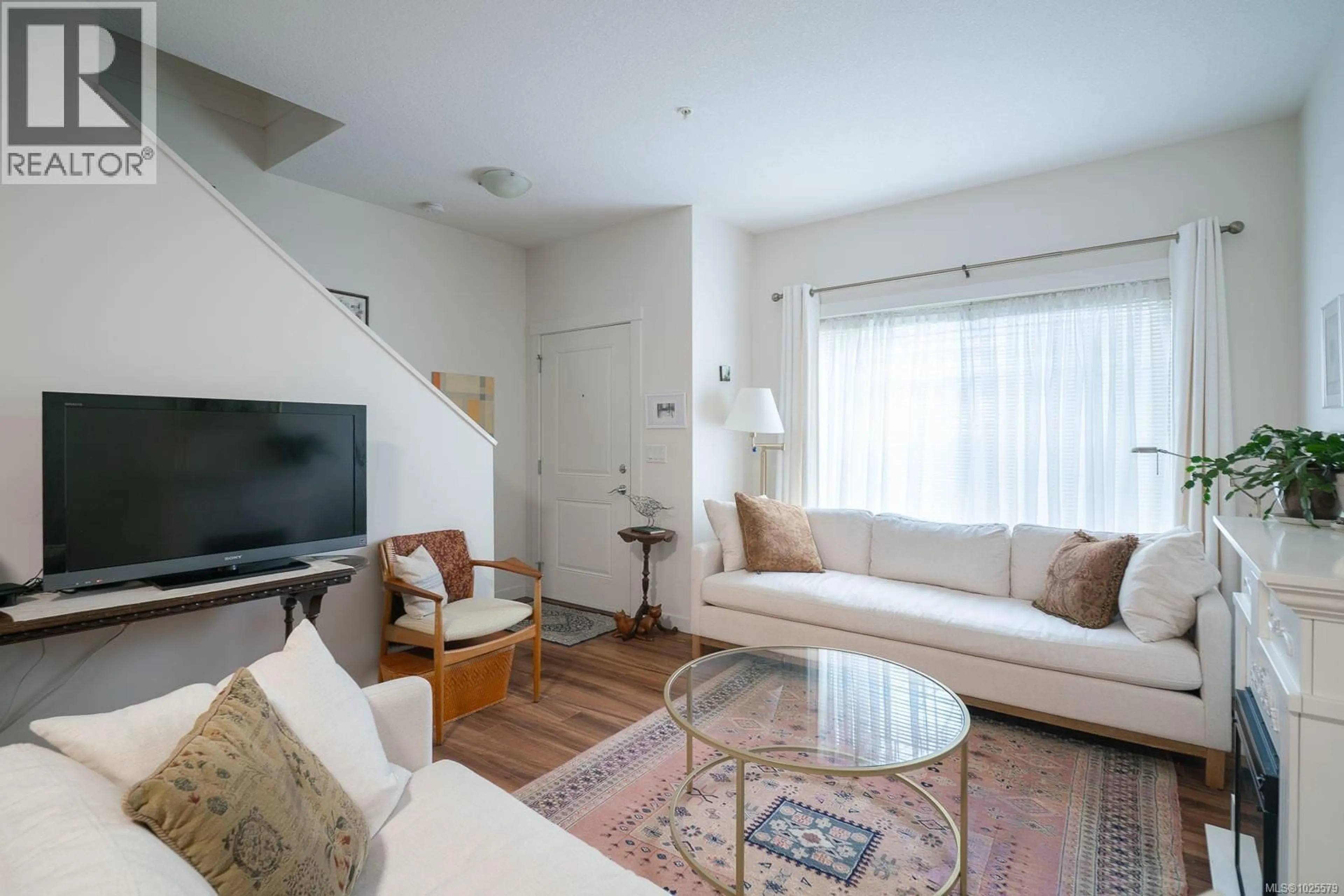 Living room with furniture, unknown for 602 - 1675 CRESCENT VIEW DRIVE, Nanaimo British Columbia V9S0A8