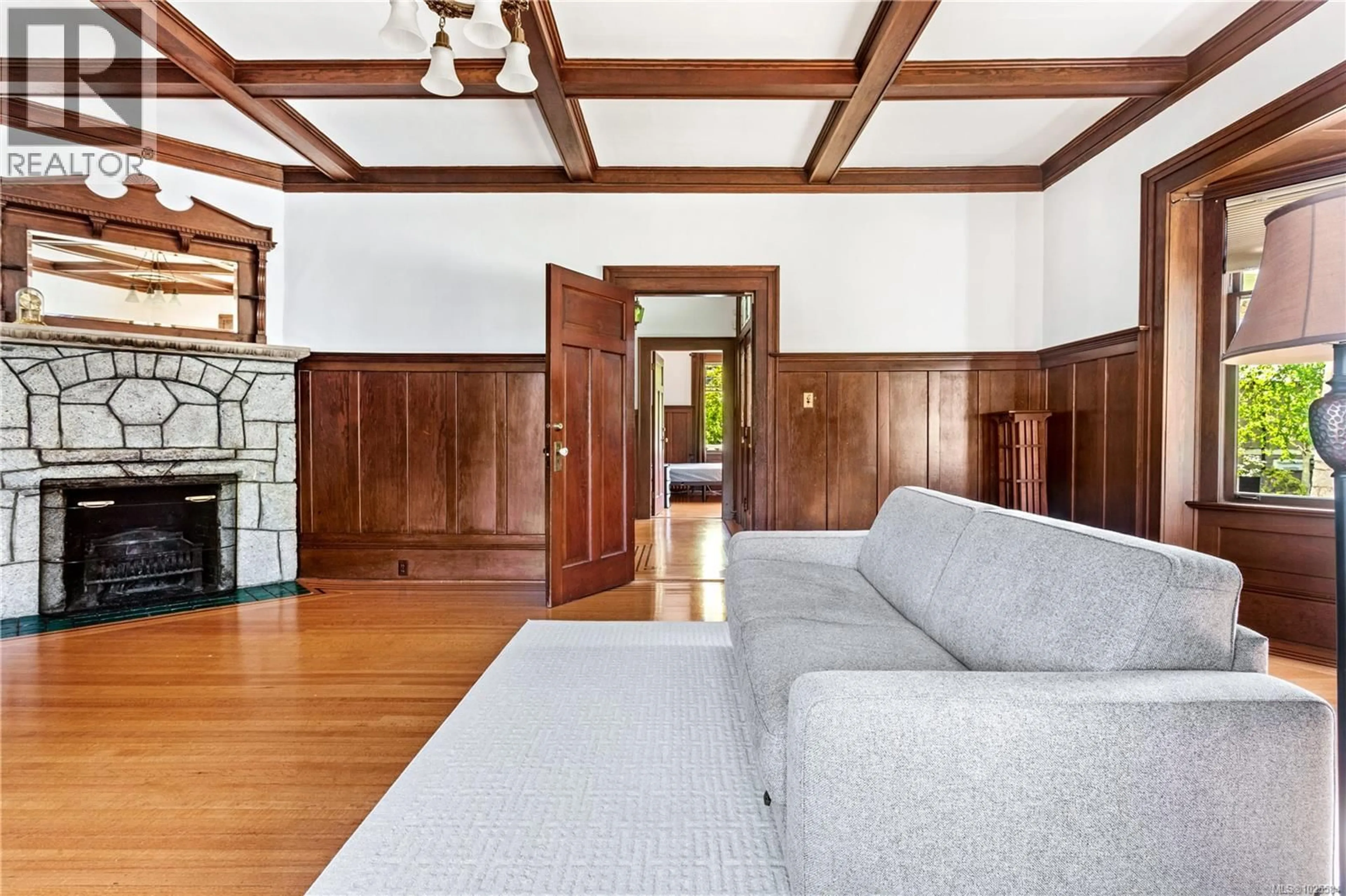 Living room with furniture, unknown for 4423 TYNDALL AVENUE, Saanich British Columbia V8N3S3