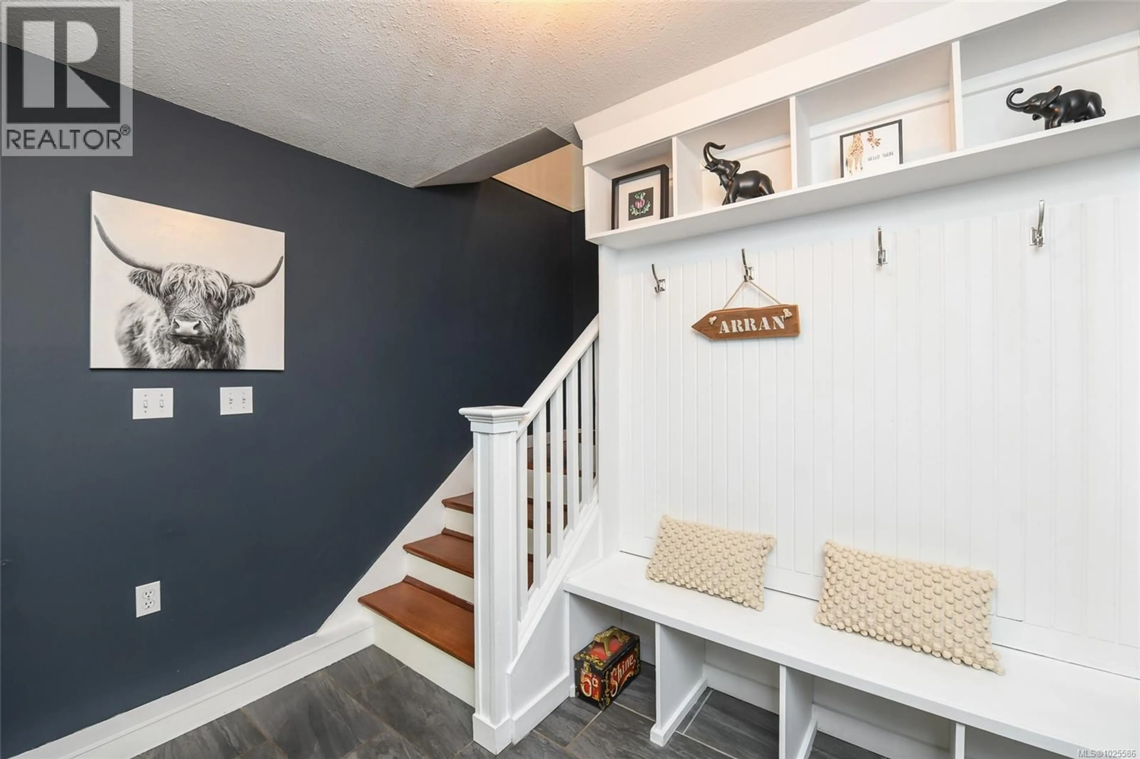 Indoor entryway for 599 23RD STREET, Courtenay British Columbia V9N7K9