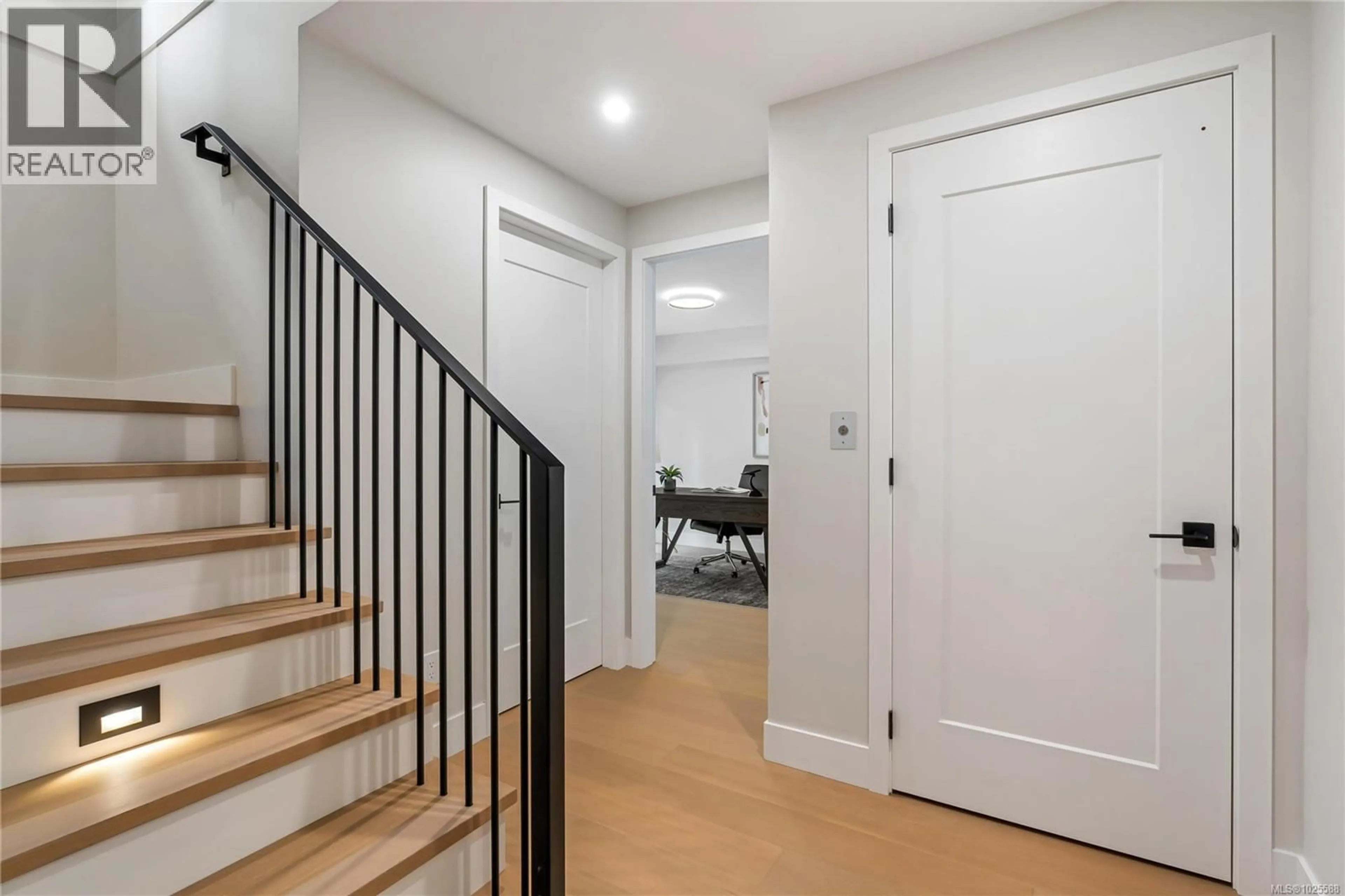 Indoor entryway for 2 - 2590 PENRHYN STREET, Saanich British Columbia V8N1G3