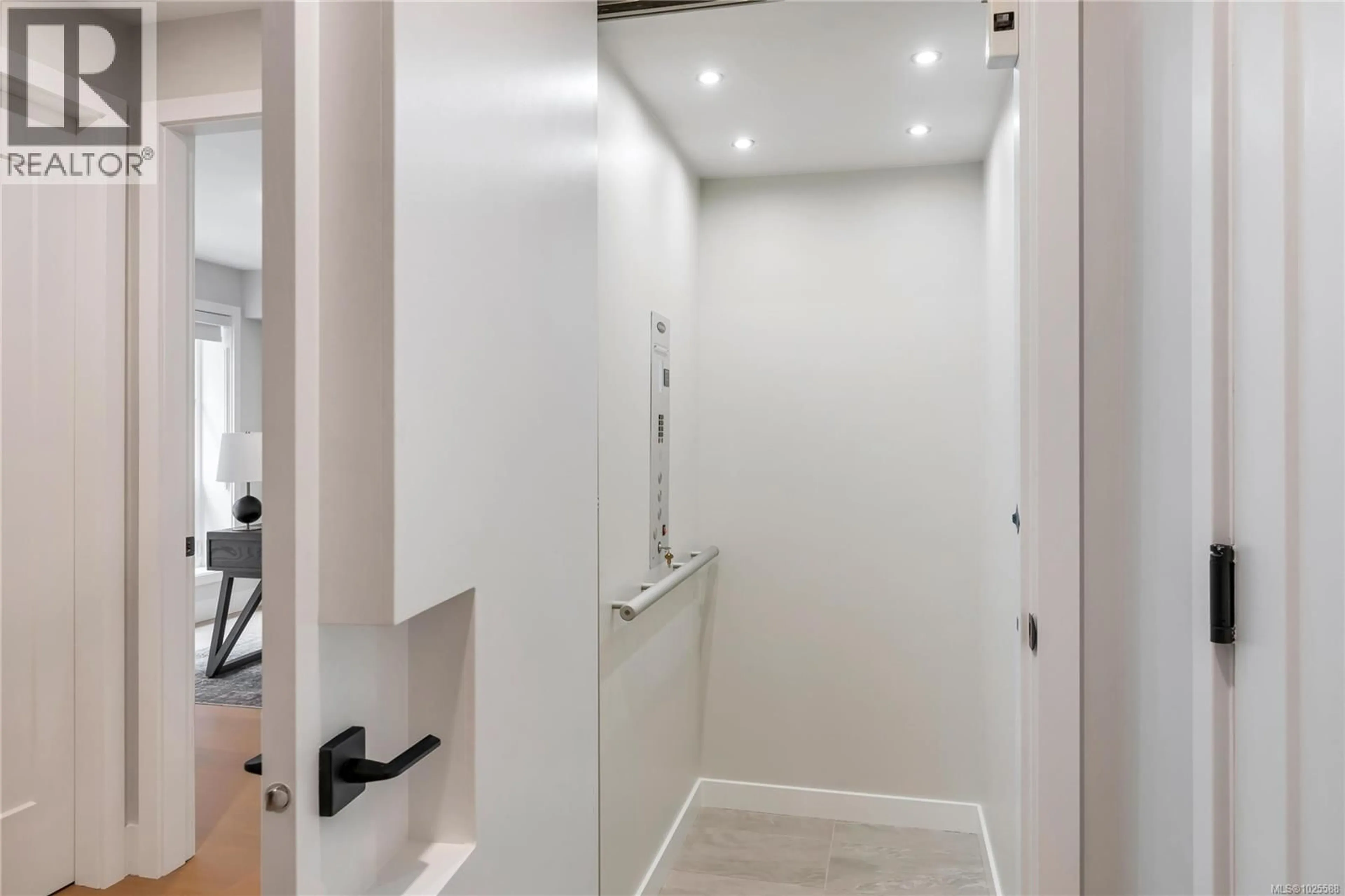 Contemporary bathroom, ceramic/tile floor for 2 - 2590 PENRHYN STREET, Saanich British Columbia V8N1G3