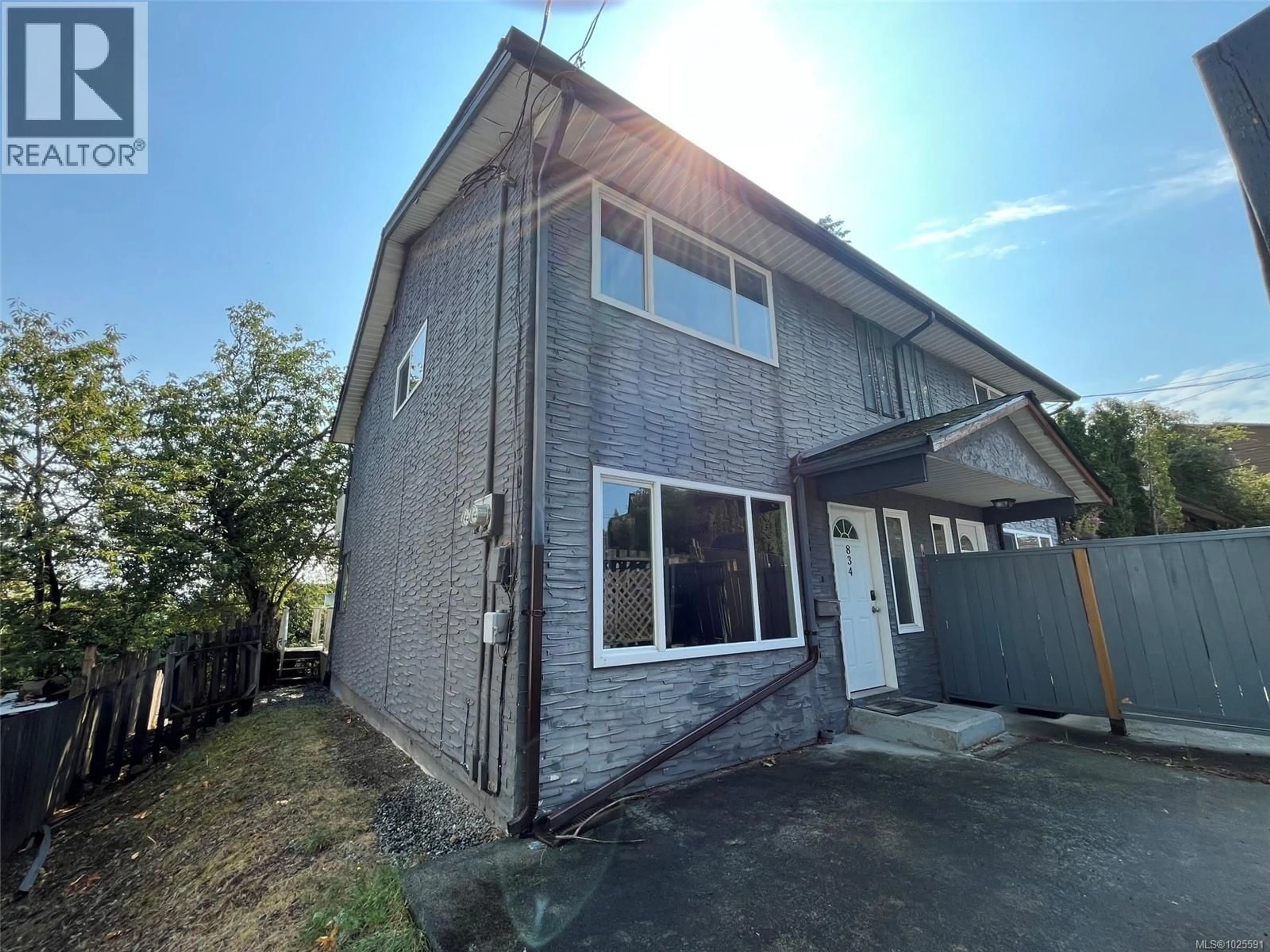 A pic from outside/outdoor area/front of a property/back of a property/a pic from drone, street for 834 HOLLY HILL ROAD, Nanaimo British Columbia V9R5T1