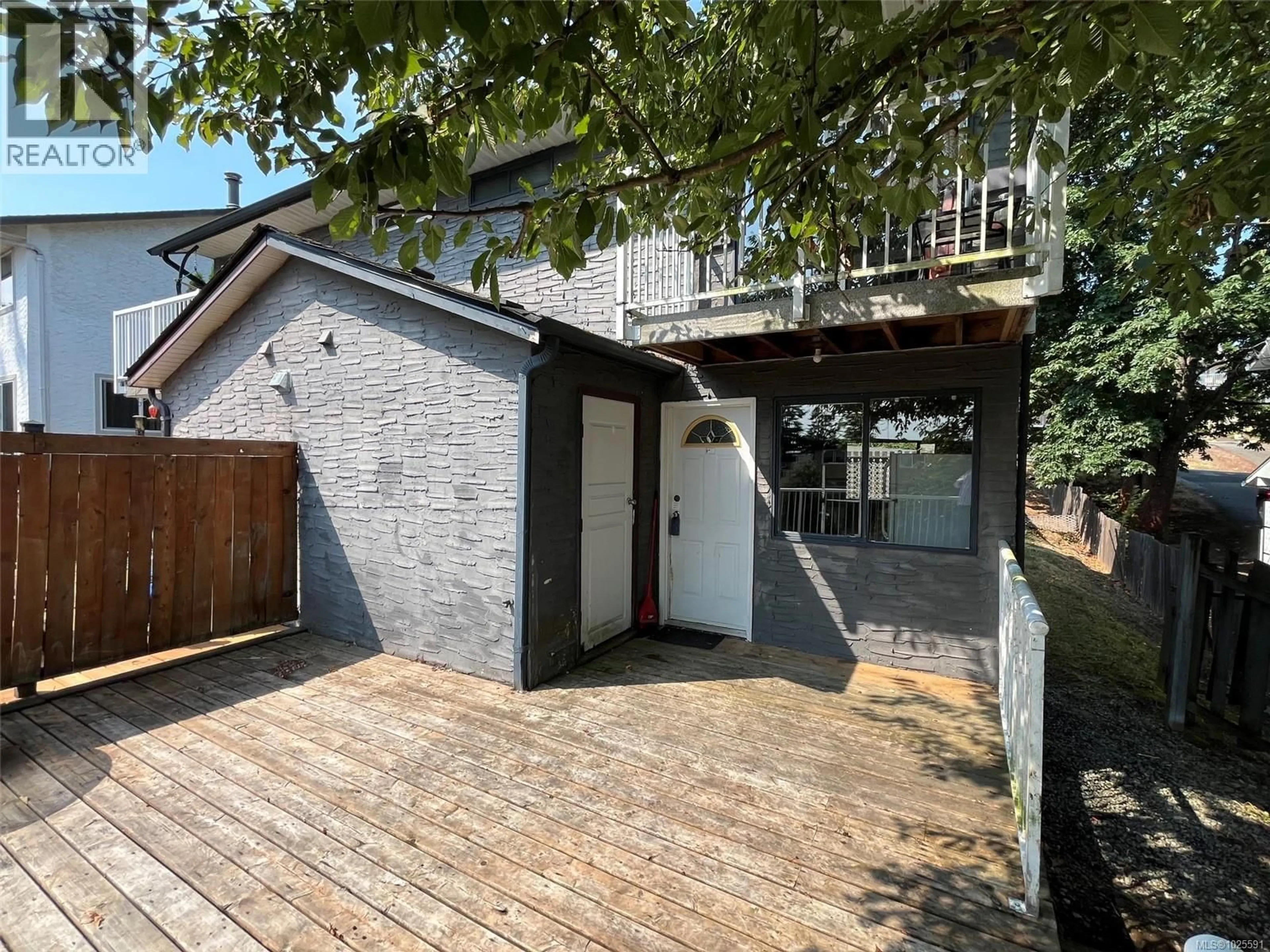 A pic from outside/outdoor area/front of a property/back of a property/a pic from drone, street for 834 HOLLY HILL ROAD, Nanaimo British Columbia V9R5T1