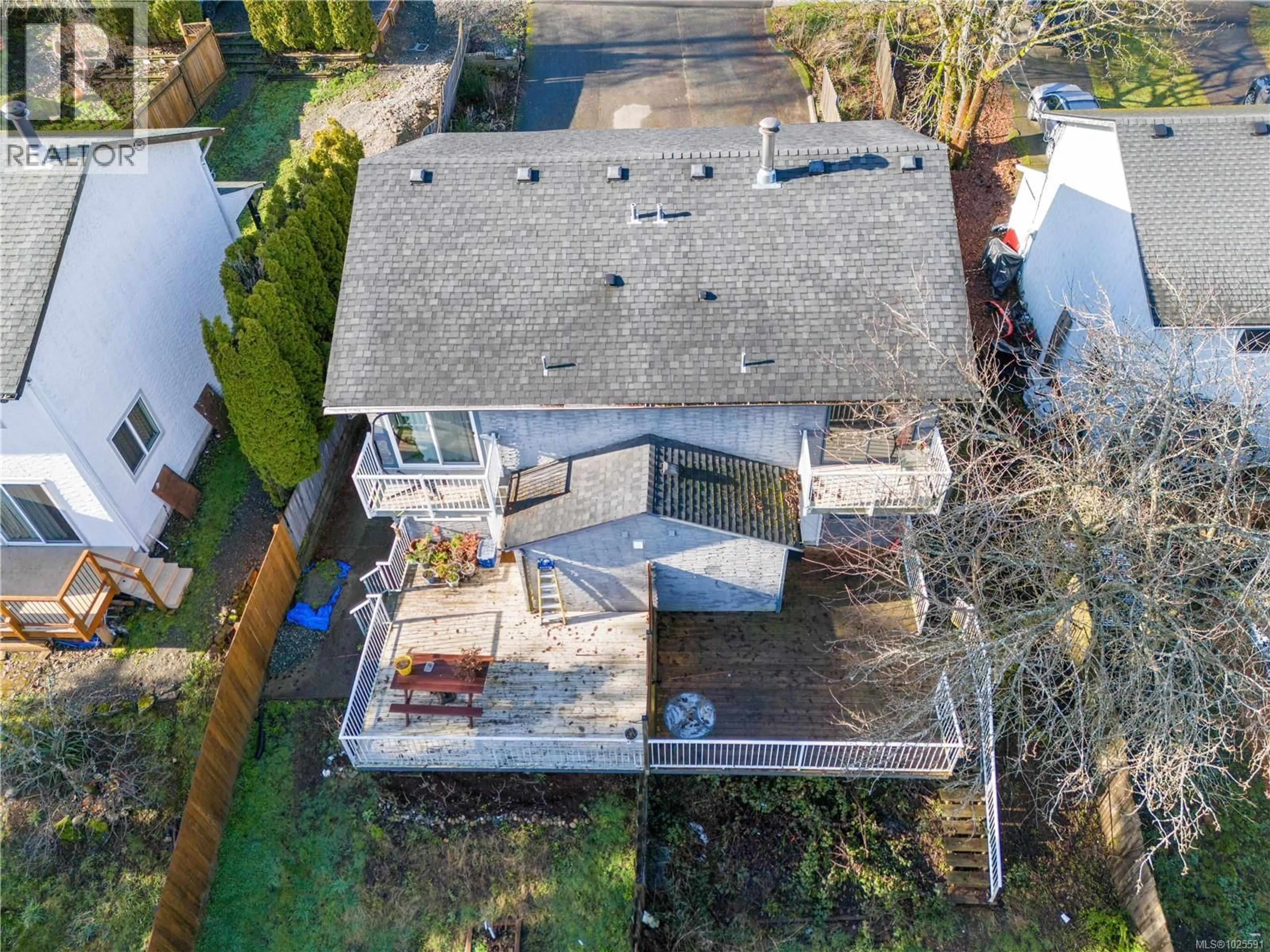 A pic from outside/outdoor area/front of a property/back of a property/a pic from drone, unknown for 834 HOLLY HILL ROAD, Nanaimo British Columbia V9R5T1