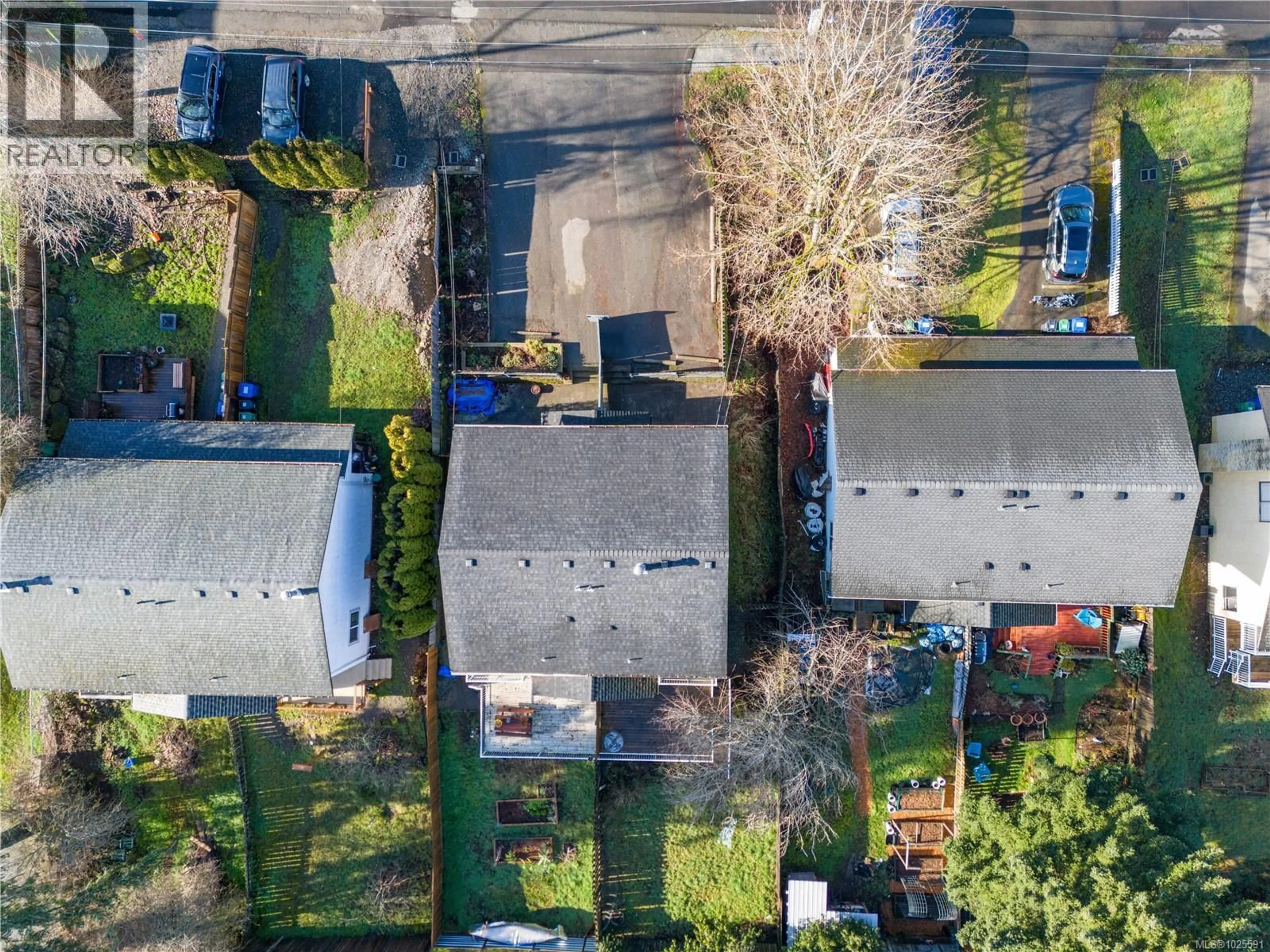 A pic from outside/outdoor area/front of a property/back of a property/a pic from drone, street for 834 HOLLY HILL ROAD, Nanaimo British Columbia V9R5T1