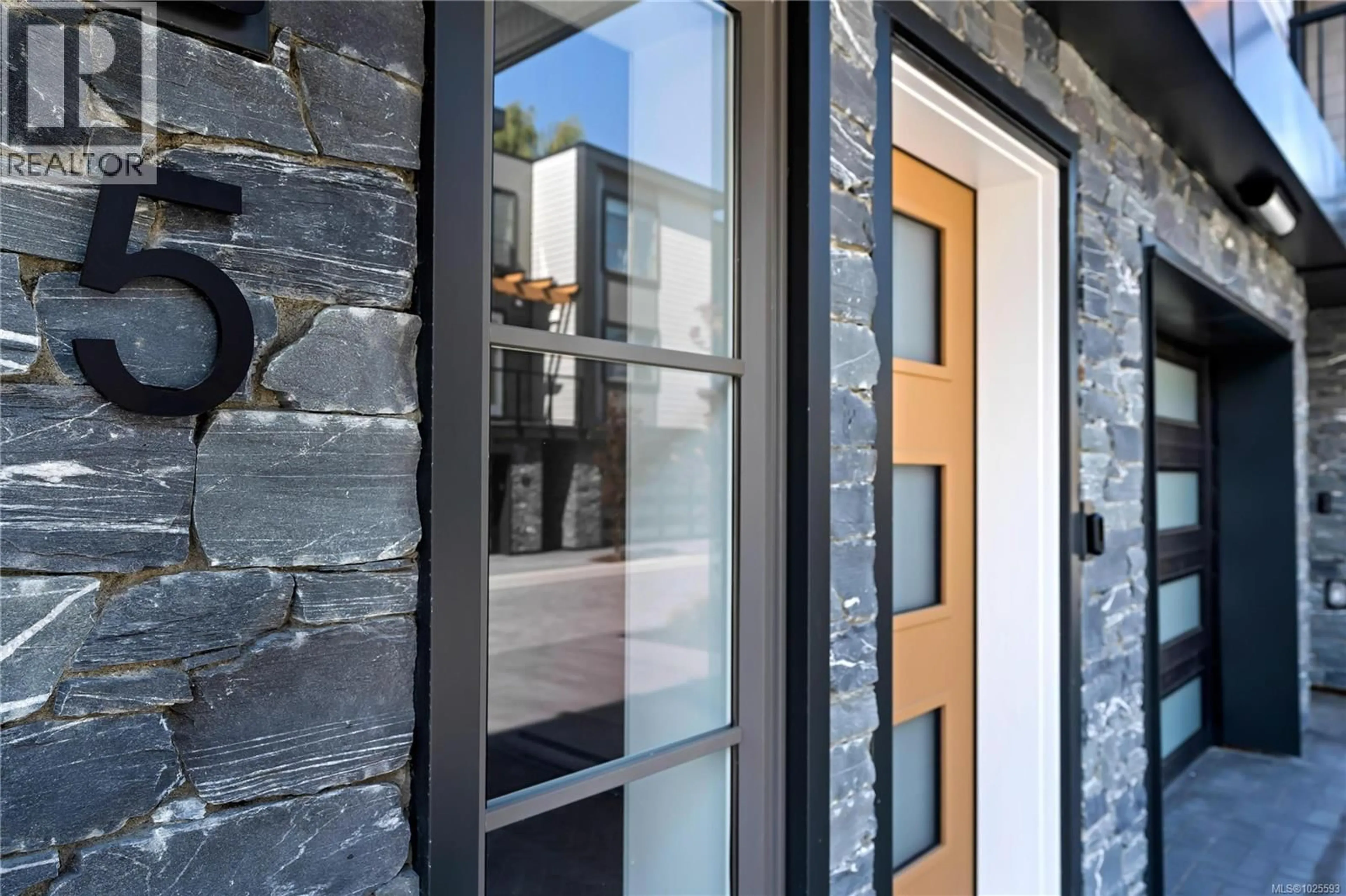 Indoor entryway for 5 - 2590 PENRHYN STREET, Saanich British Columbia V8N1G3