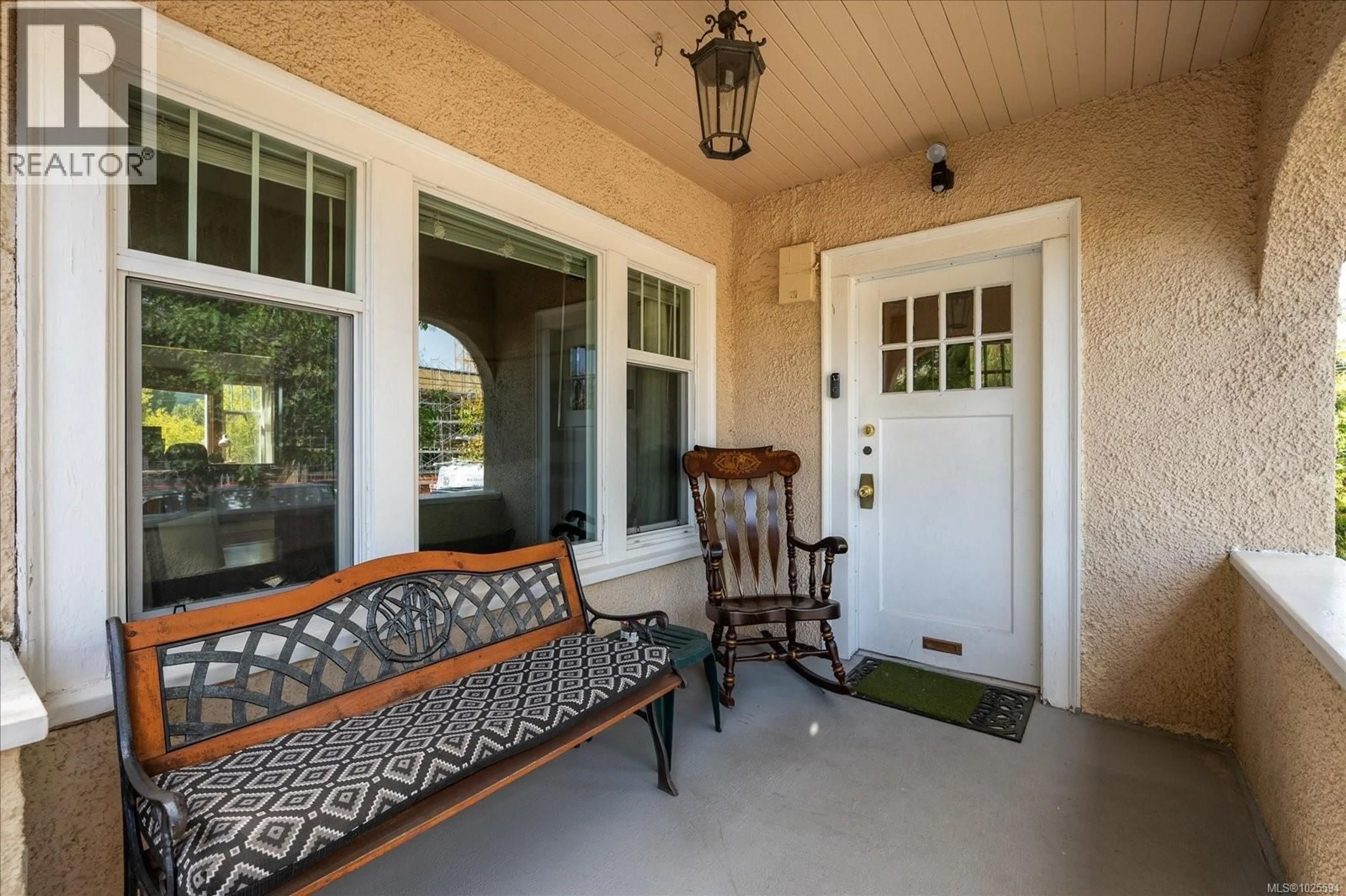 Indoor entryway for 397 MACHLEARY STREET, Nanaimo British Columbia V9R2G8