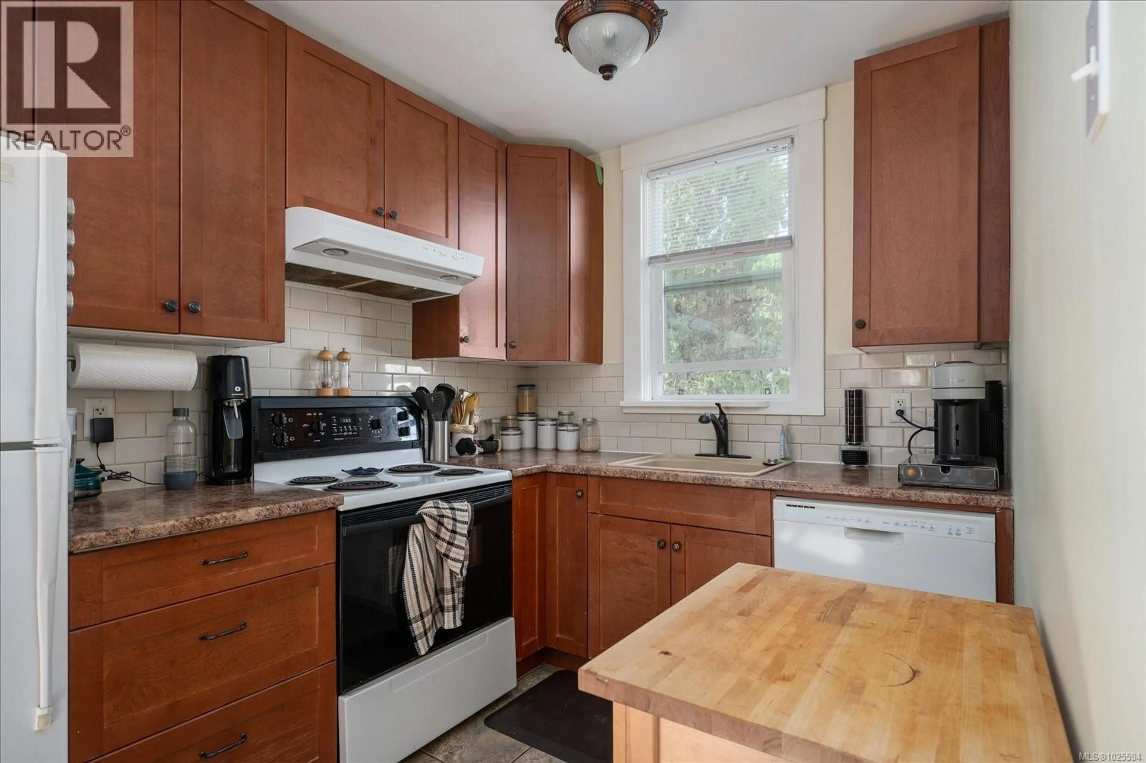 Standard kitchen, unknown for 397 MACHLEARY STREET, Nanaimo British Columbia V9R2G8