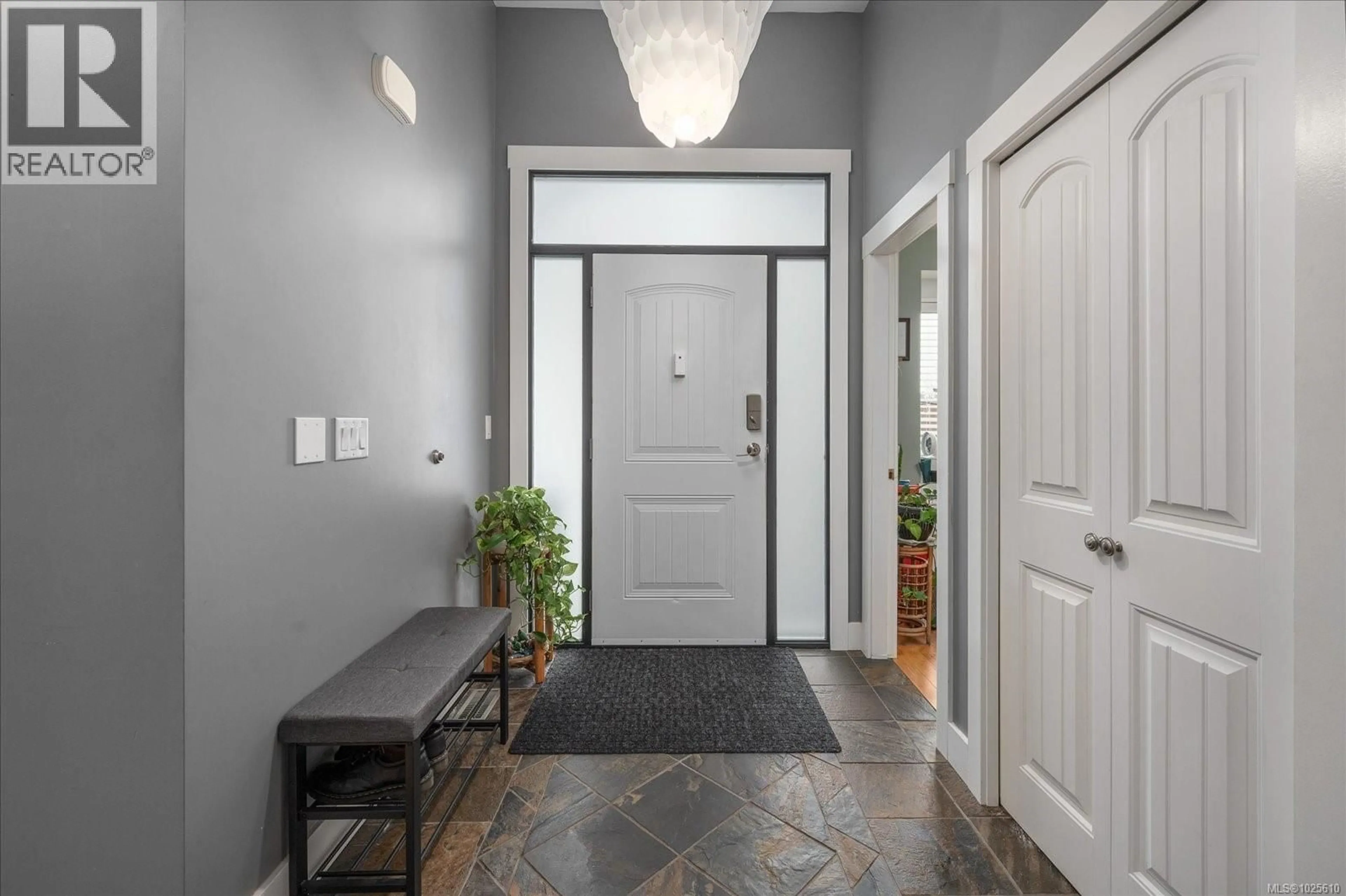 Indoor entryway for 209 SHILOH DRIVE, Nanaimo British Columbia V9R7C8