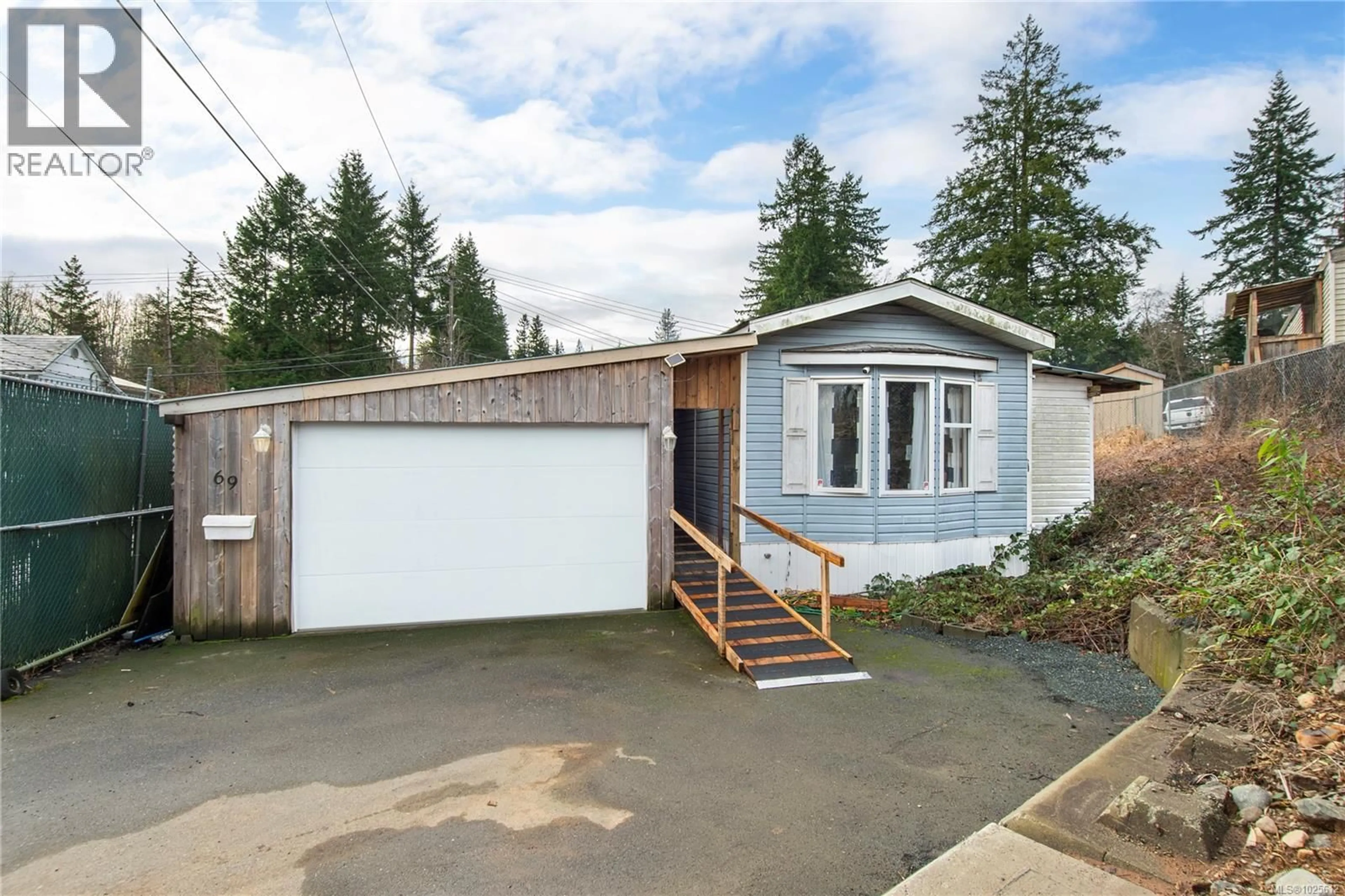 Home with vinyl exterior material, street for 69 - 2520 QUINSAM ROAD, Campbell River British Columbia V9W4N4