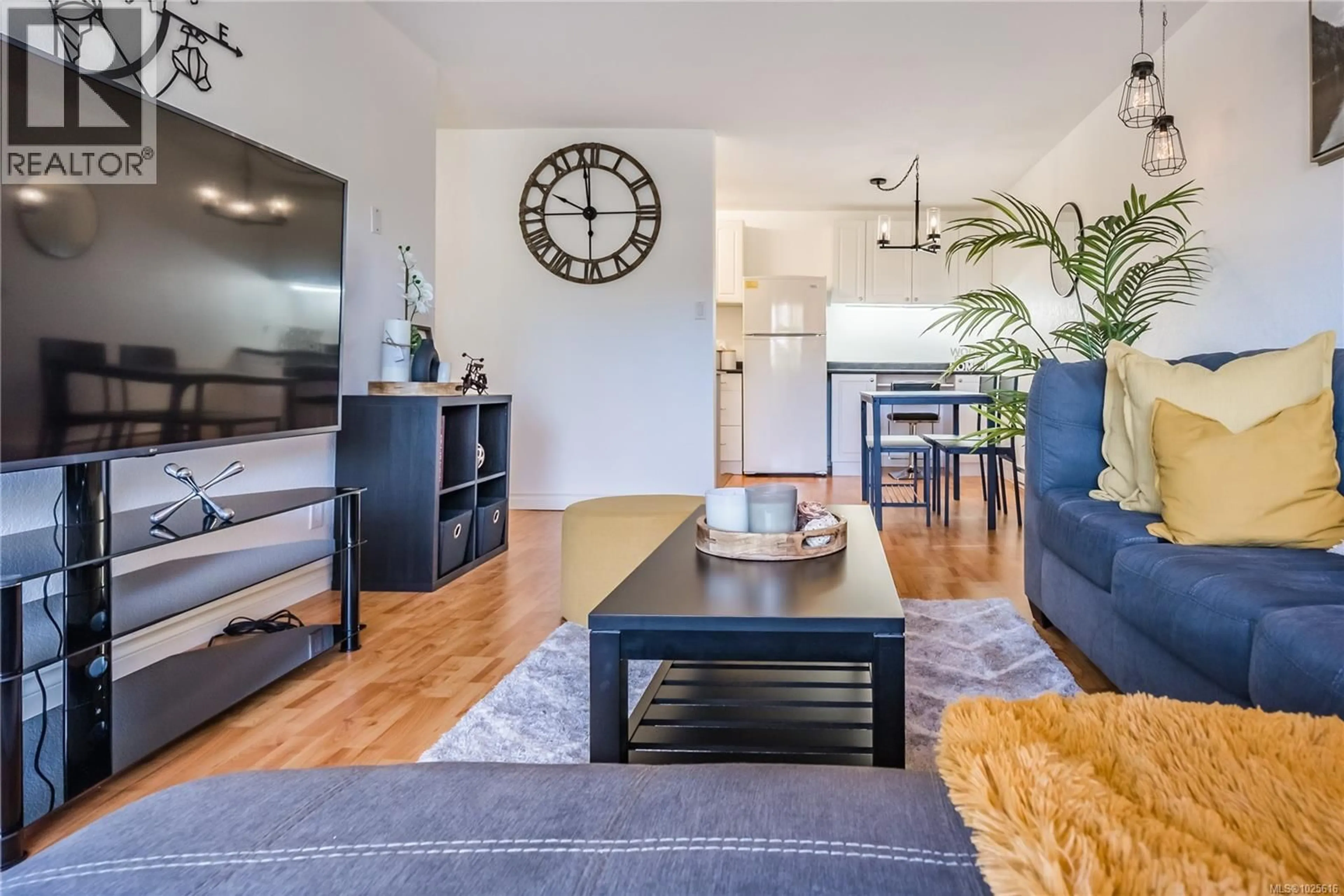 Living room with furniture, wood/laminate floor for 208 - 1600 DUFFERIN CRESCENT, Nanaimo British Columbia V9S5N2