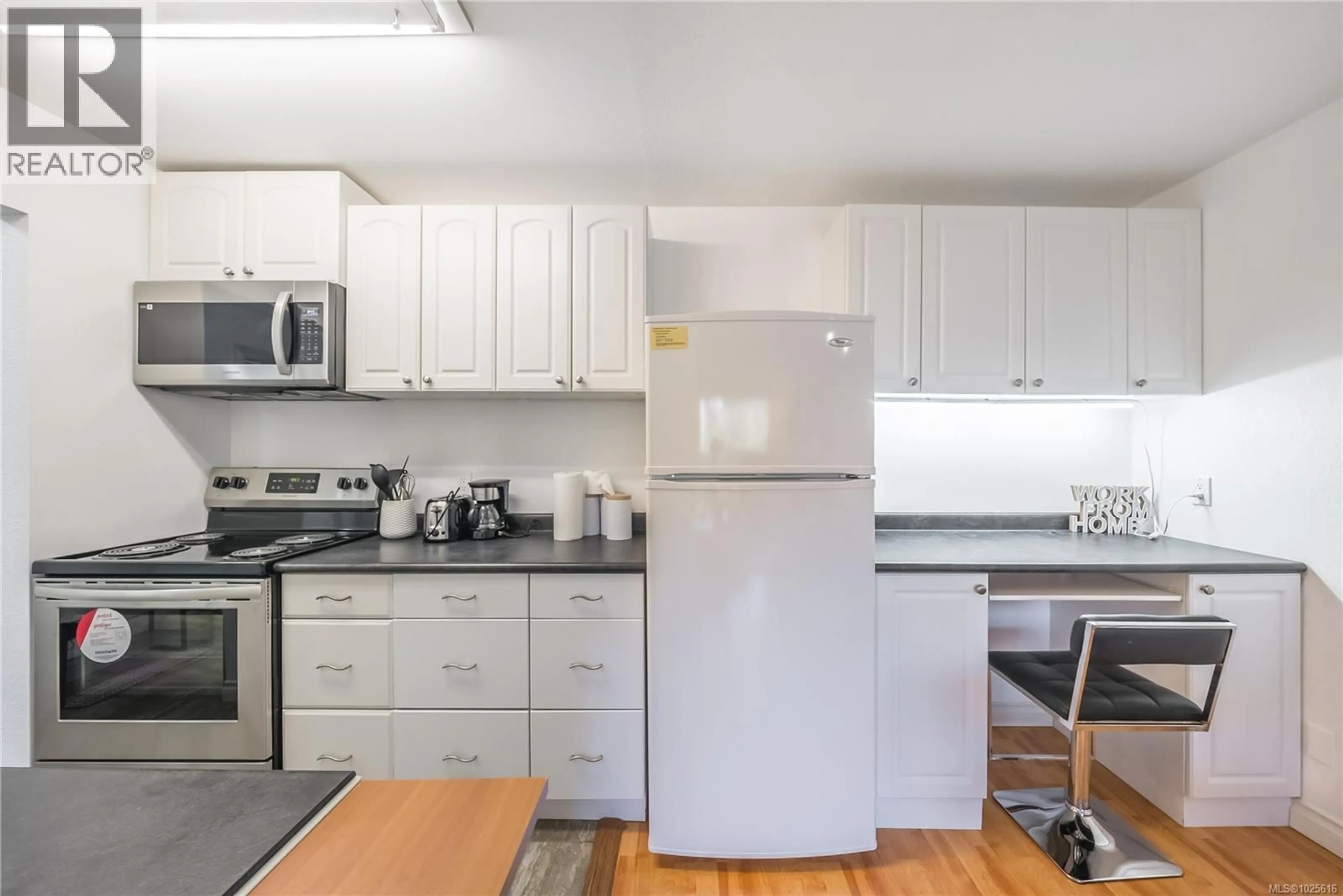 Standard kitchen, unknown for 208 - 1600 DUFFERIN CRESCENT, Nanaimo British Columbia V9S5N2