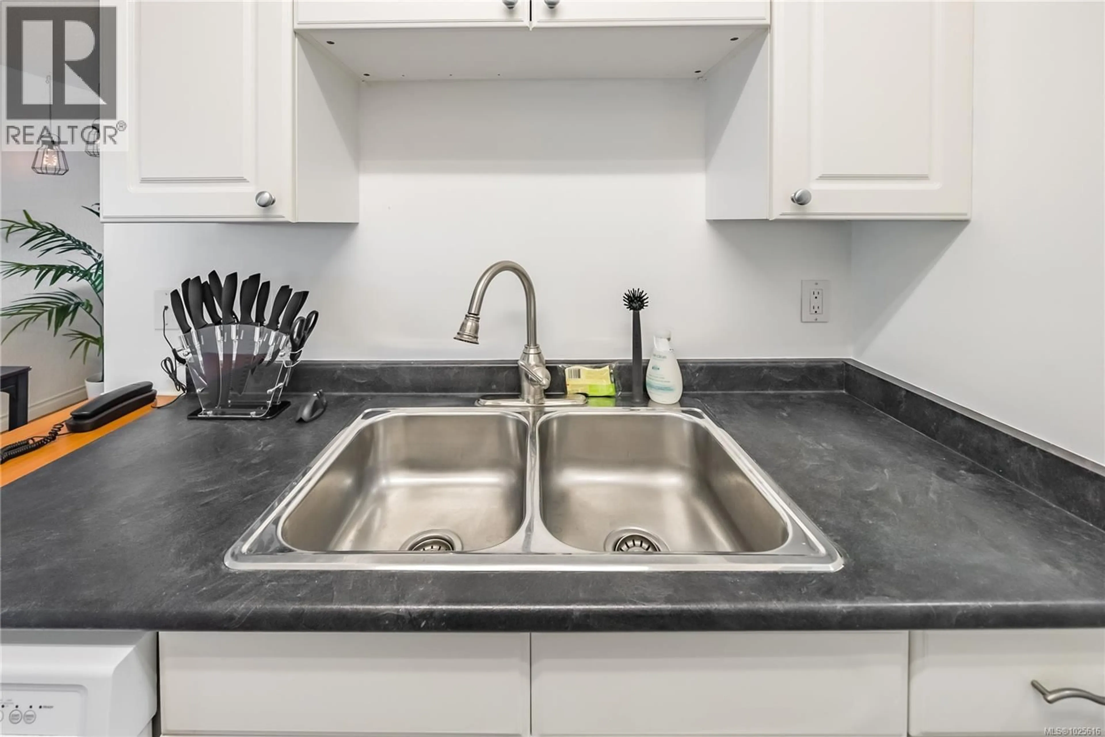 Standard kitchen, unknown for 208 - 1600 DUFFERIN CRESCENT, Nanaimo British Columbia V9S5N2