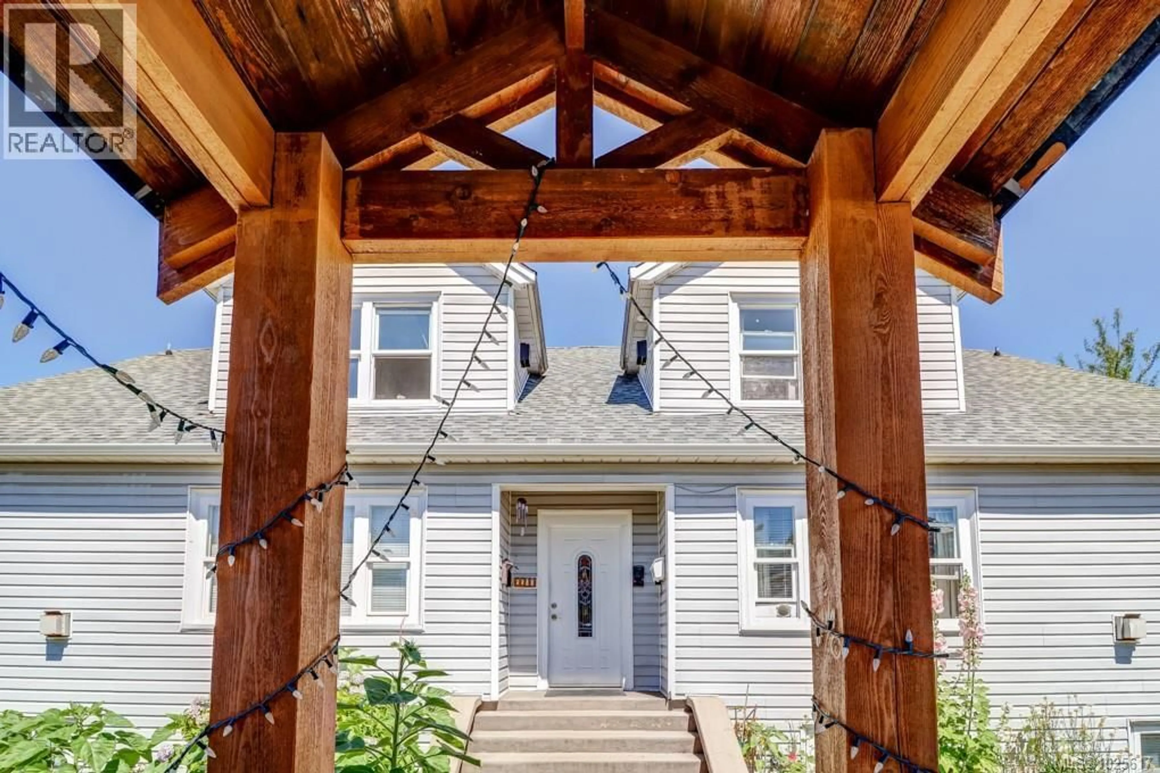 Indoor entryway for 604 KENNEDY STREET, Nanaimo British Columbia V9R2J8