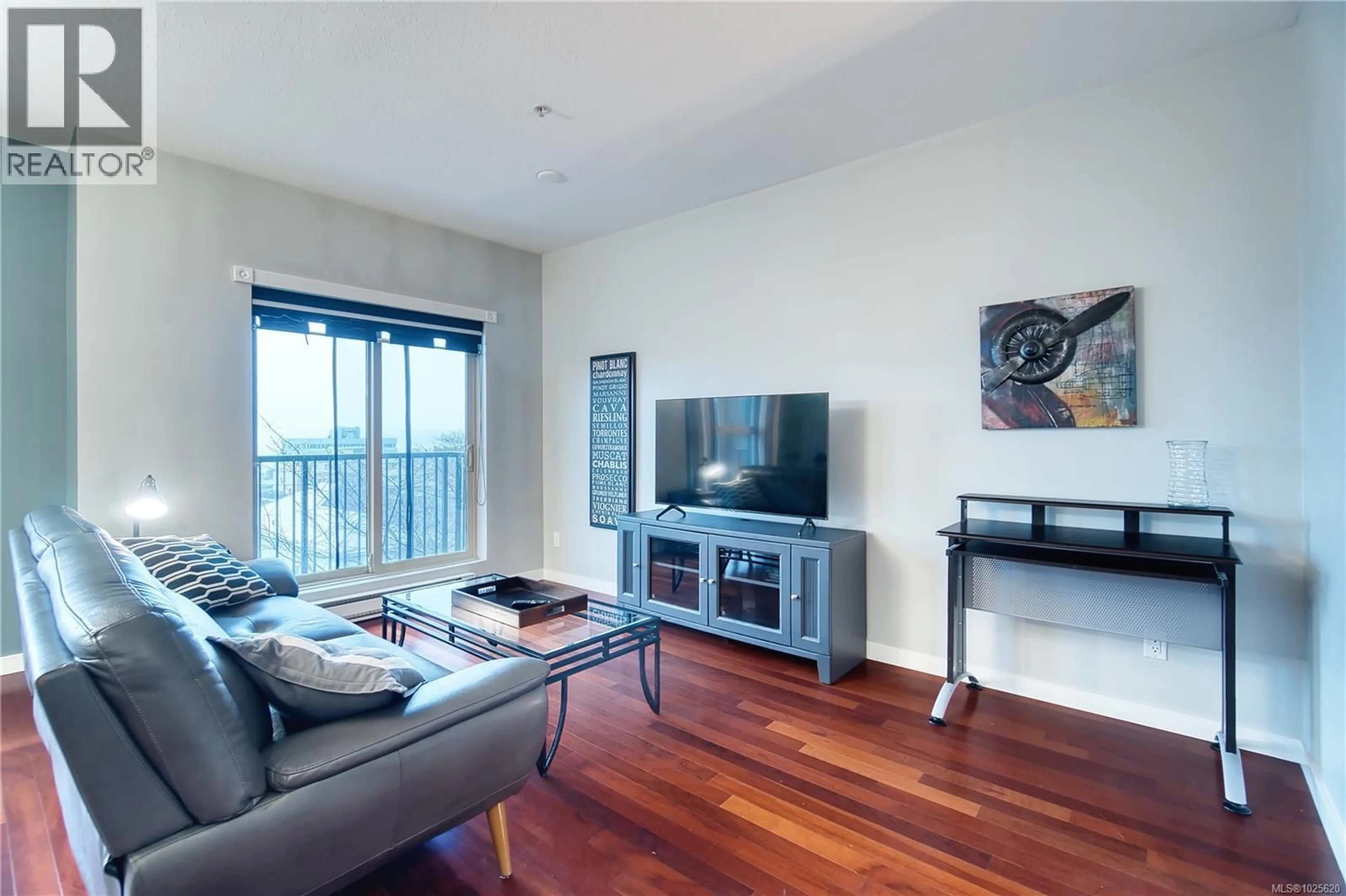 Living room with furniture, wood/laminate floor for 302 - 555 FRANKLYN STREET, Nanaimo British Columbia V9R2X9