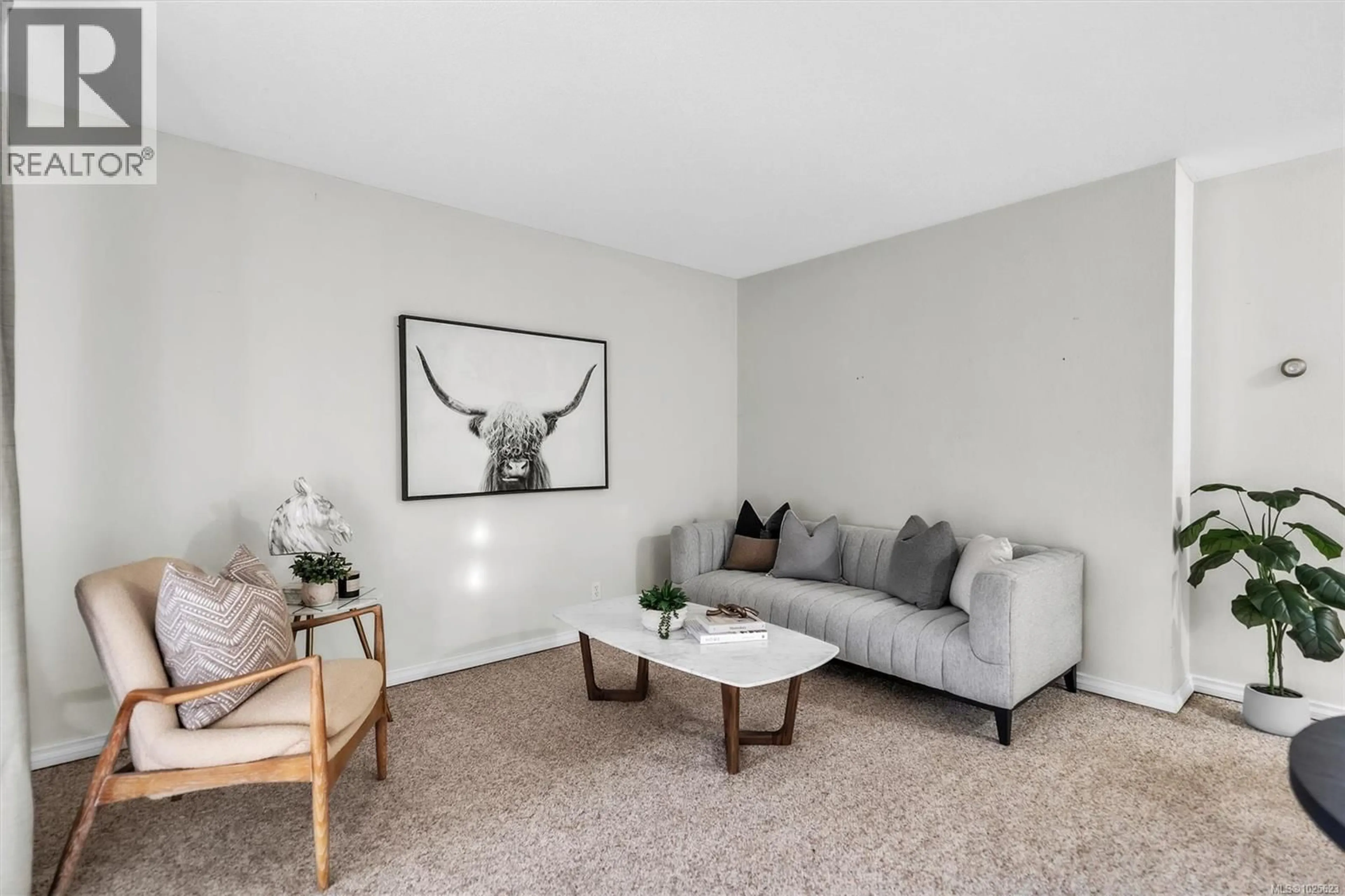 Living room with furniture, carpet floor for 204 - 1597 MIDGARD AVENUE, Saanich British Columbia V8P2Y2