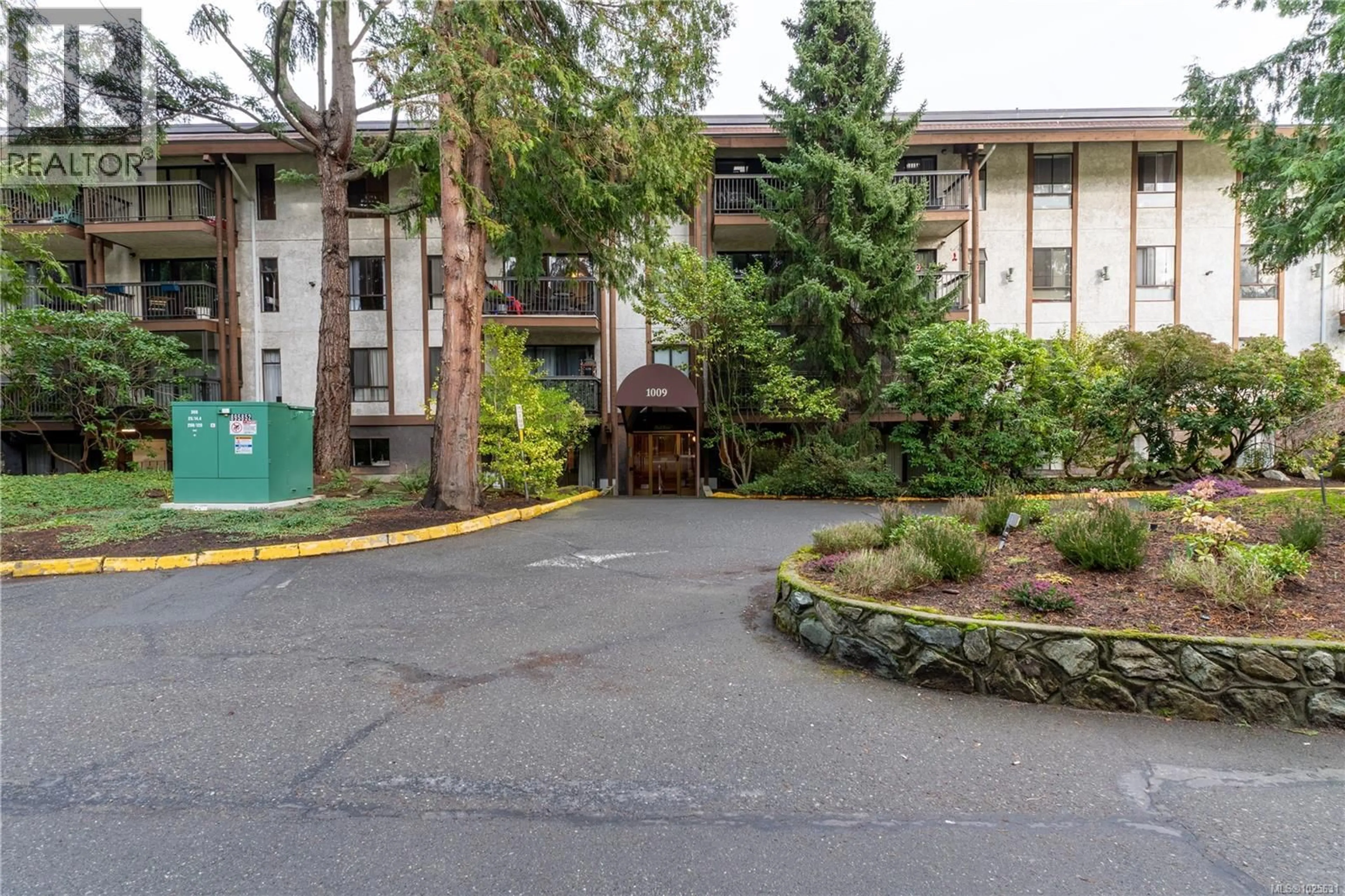 Patio, mountain view for 203 - 1009 MCKENZIE AVENUE, Saanich British Columbia V8X4B1