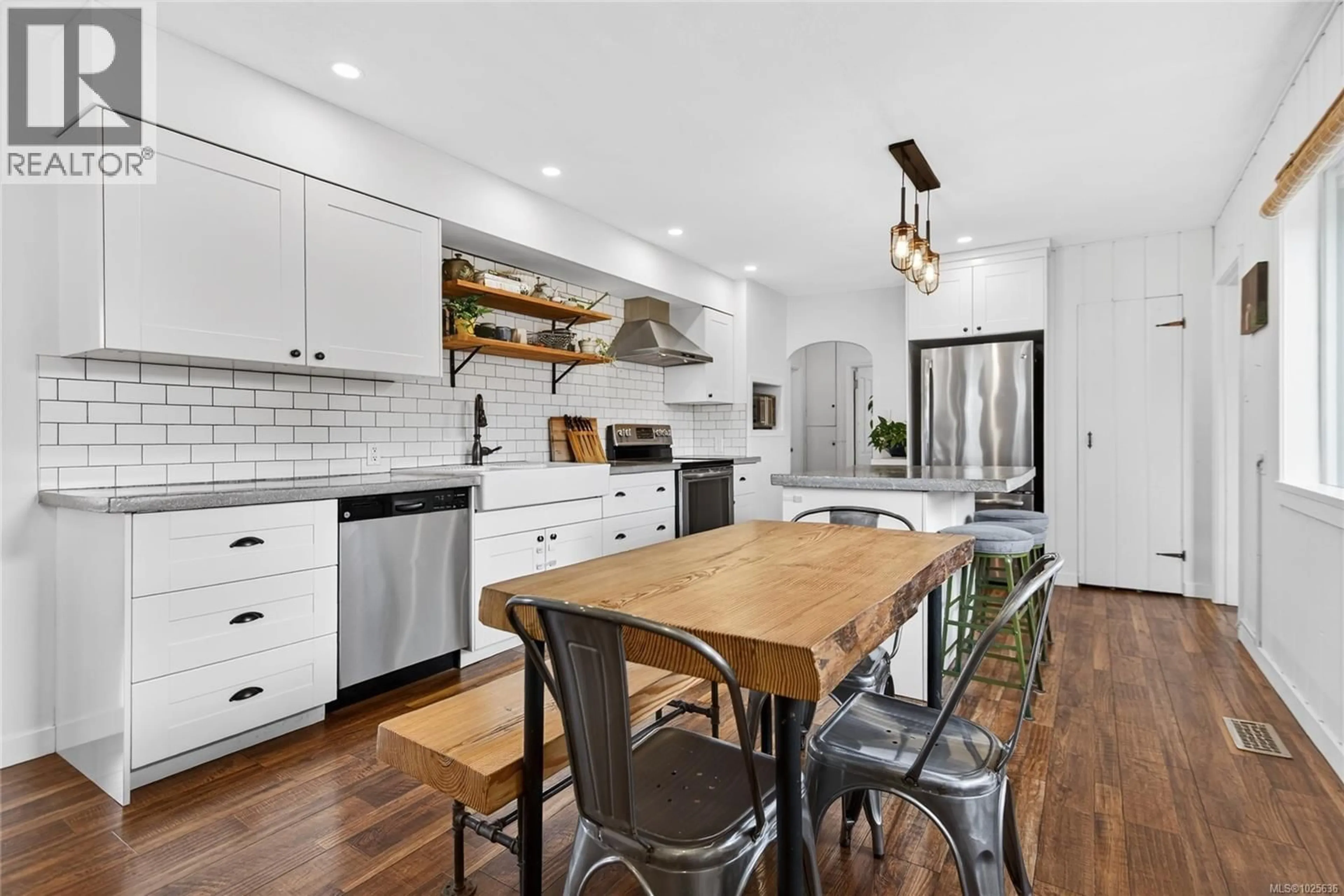 Open concept kitchen, ceramic/tile floor for 1065 WILLEMAR AVENUE, Courtenay British Columbia V9N3M1