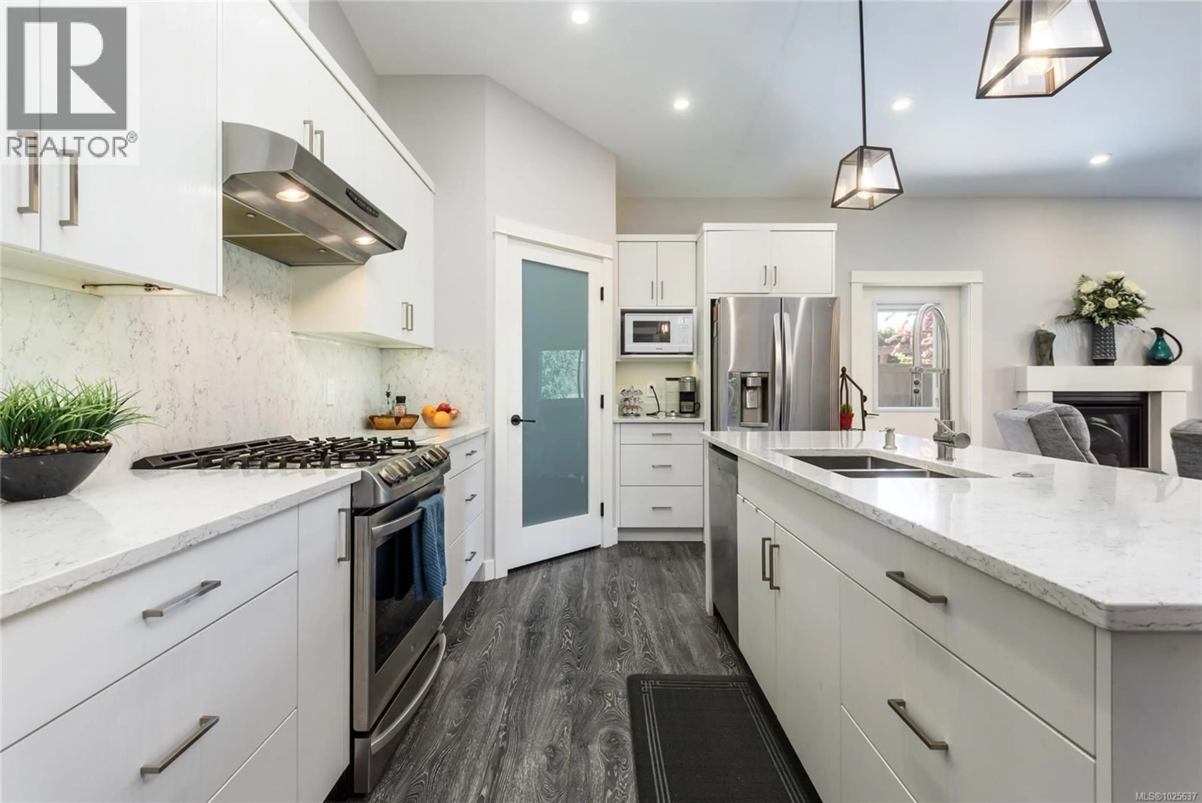 Contemporary kitchen, unknown for 3310 TYLER PLACE, Campbell River British Columbia V9H0A9