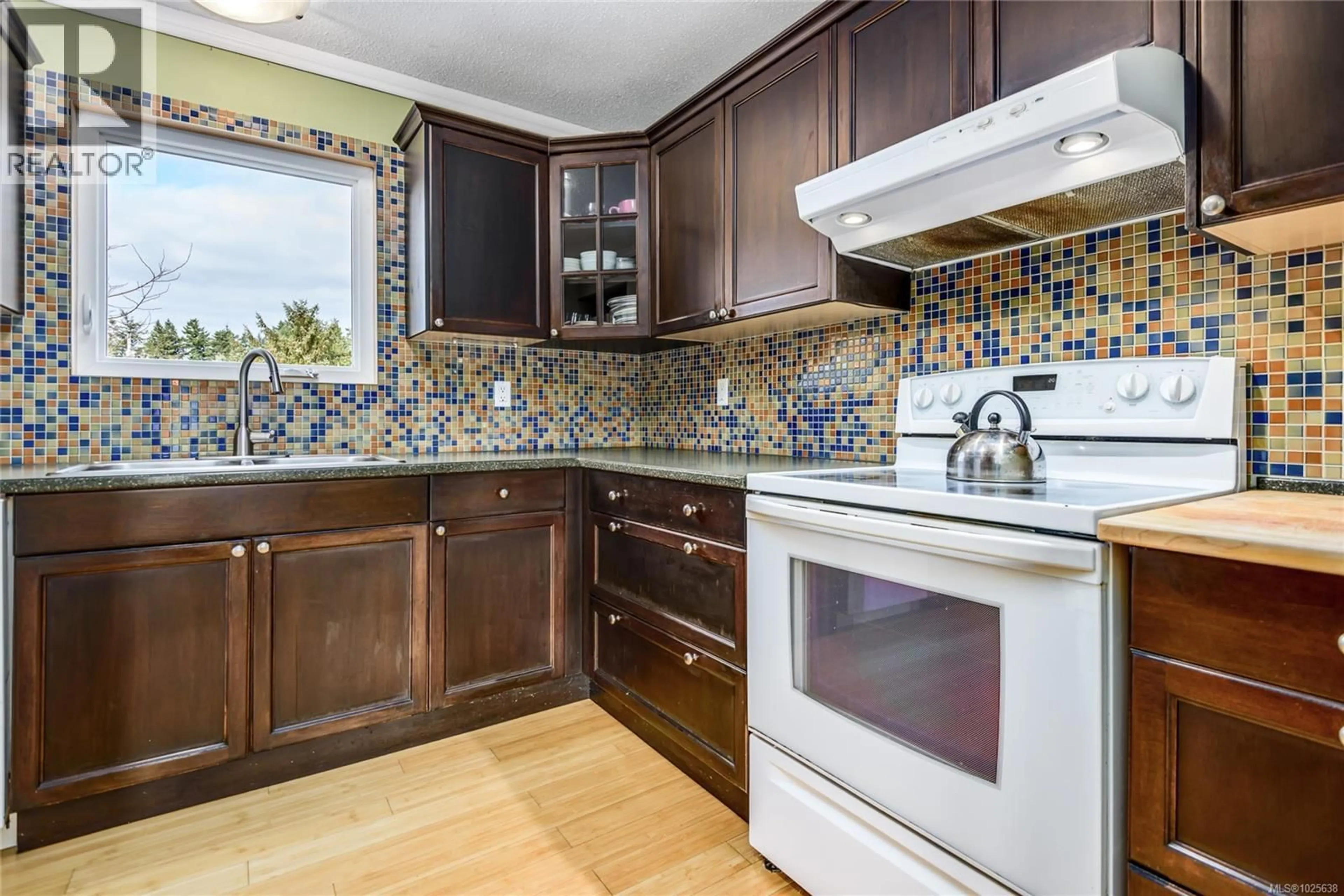 Standard kitchen, ceramic/tile floor for 80 UTAH PLACE, Campbell River British Columbia V9W6T1