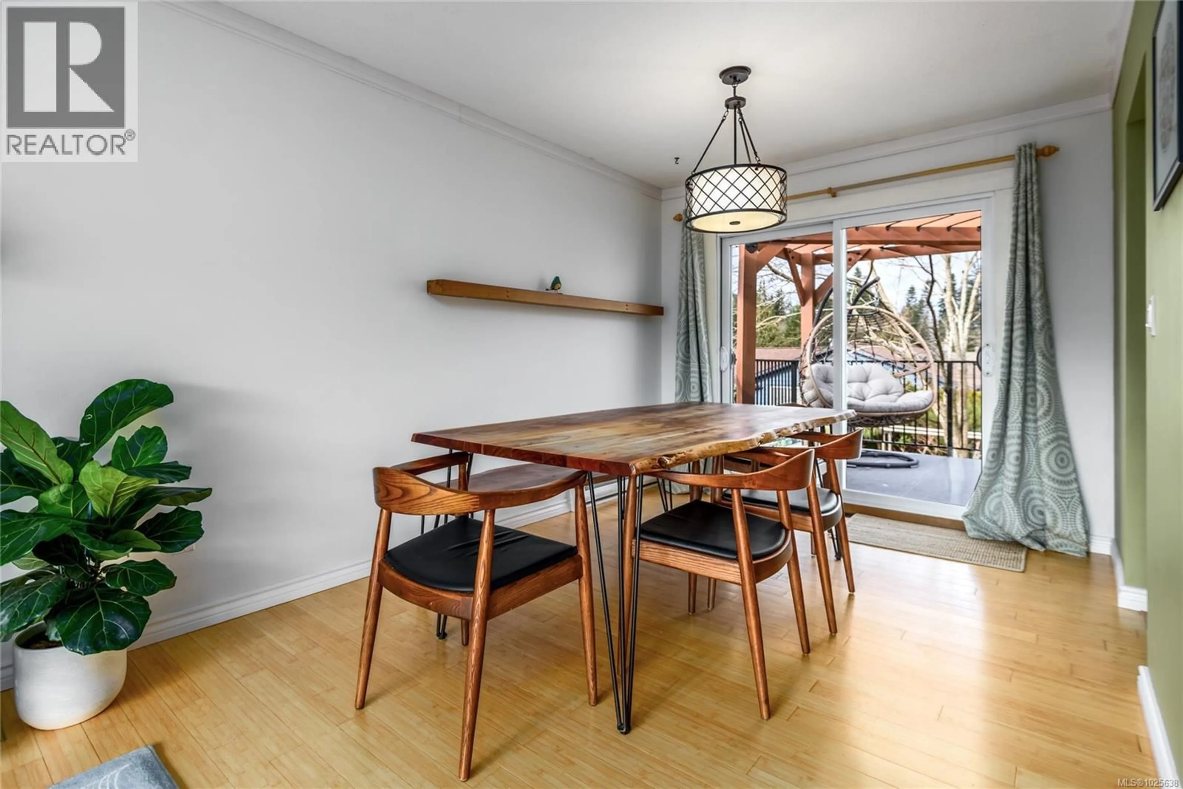 Dining room, wood/laminate floor for 80 UTAH PLACE, Campbell River British Columbia V9W6T1