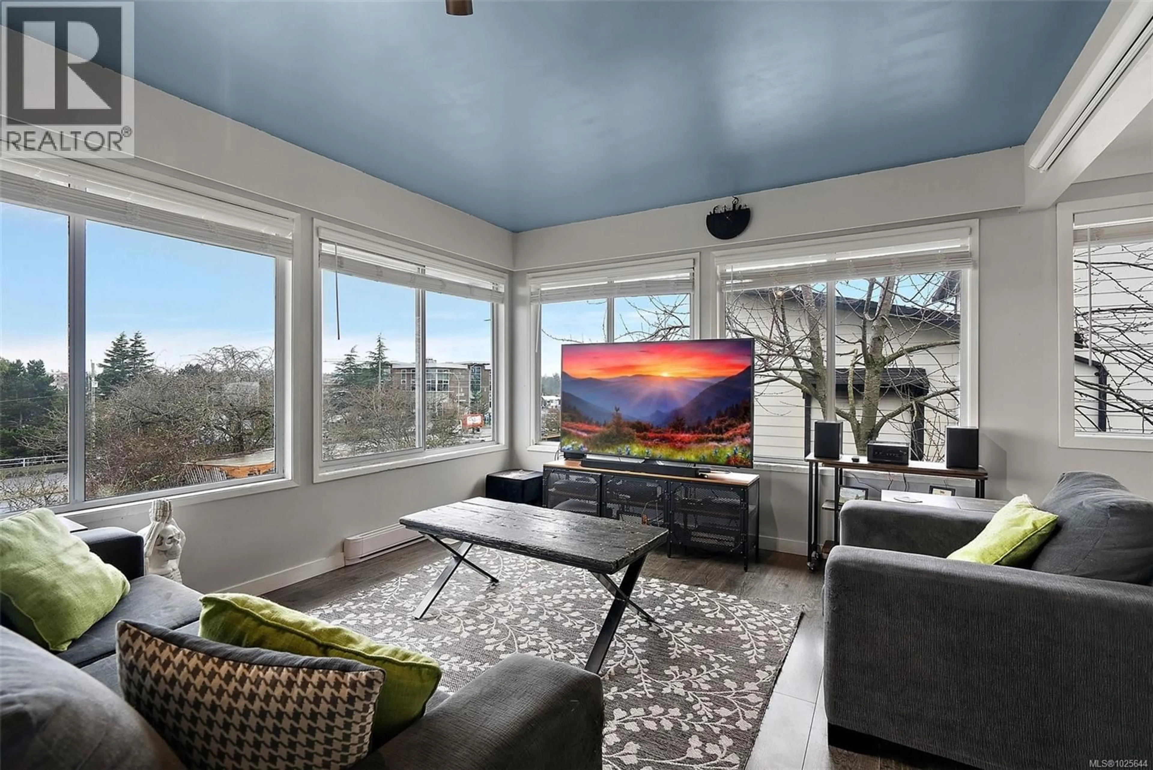 Living room with furniture, unknown for 259 CREASE AVENUE, Saanich British Columbia V8Z1T1