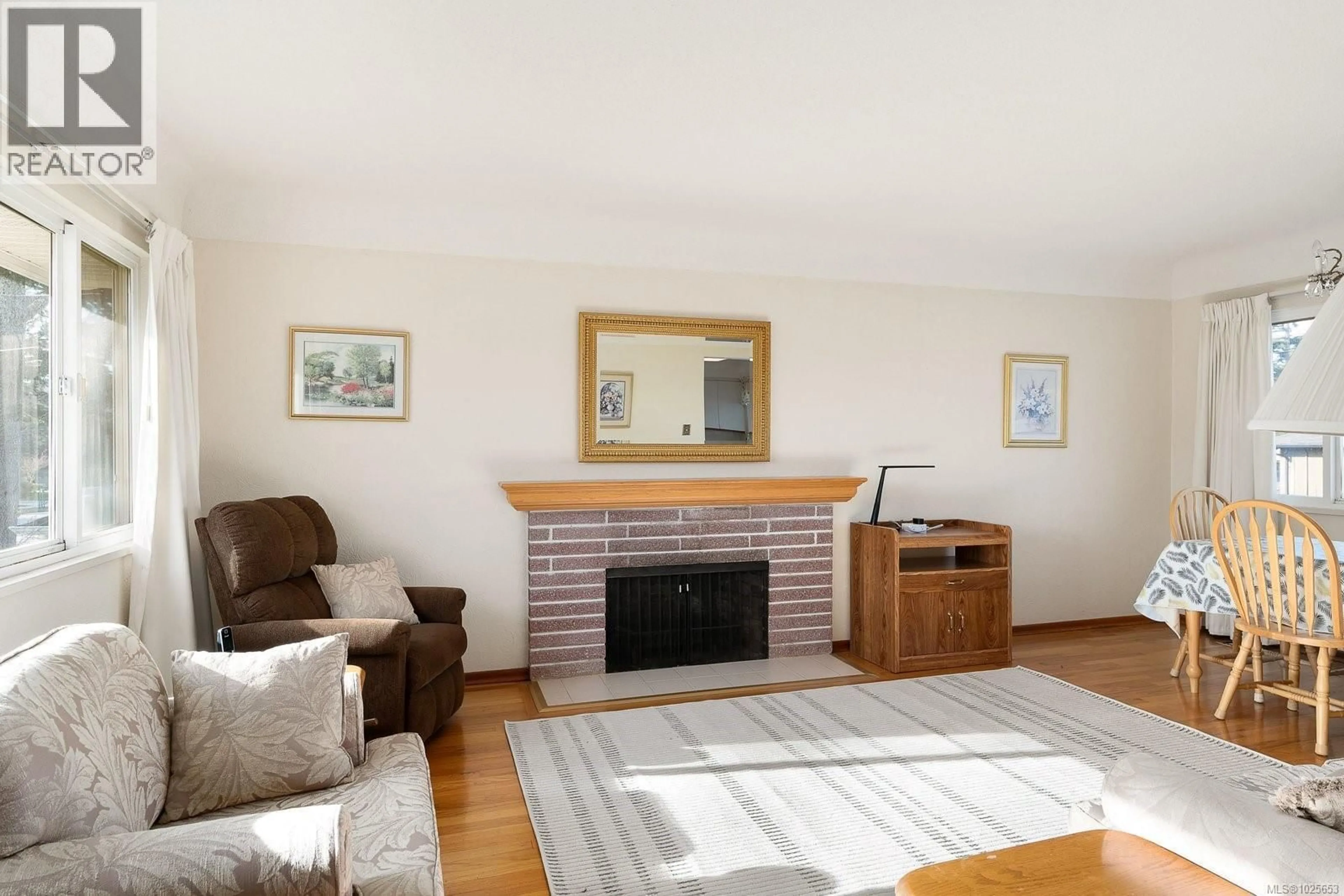 Living room with furniture, wood/laminate floor for 1650 MORTIMER STREET, Saanich British Columbia V8P3A8