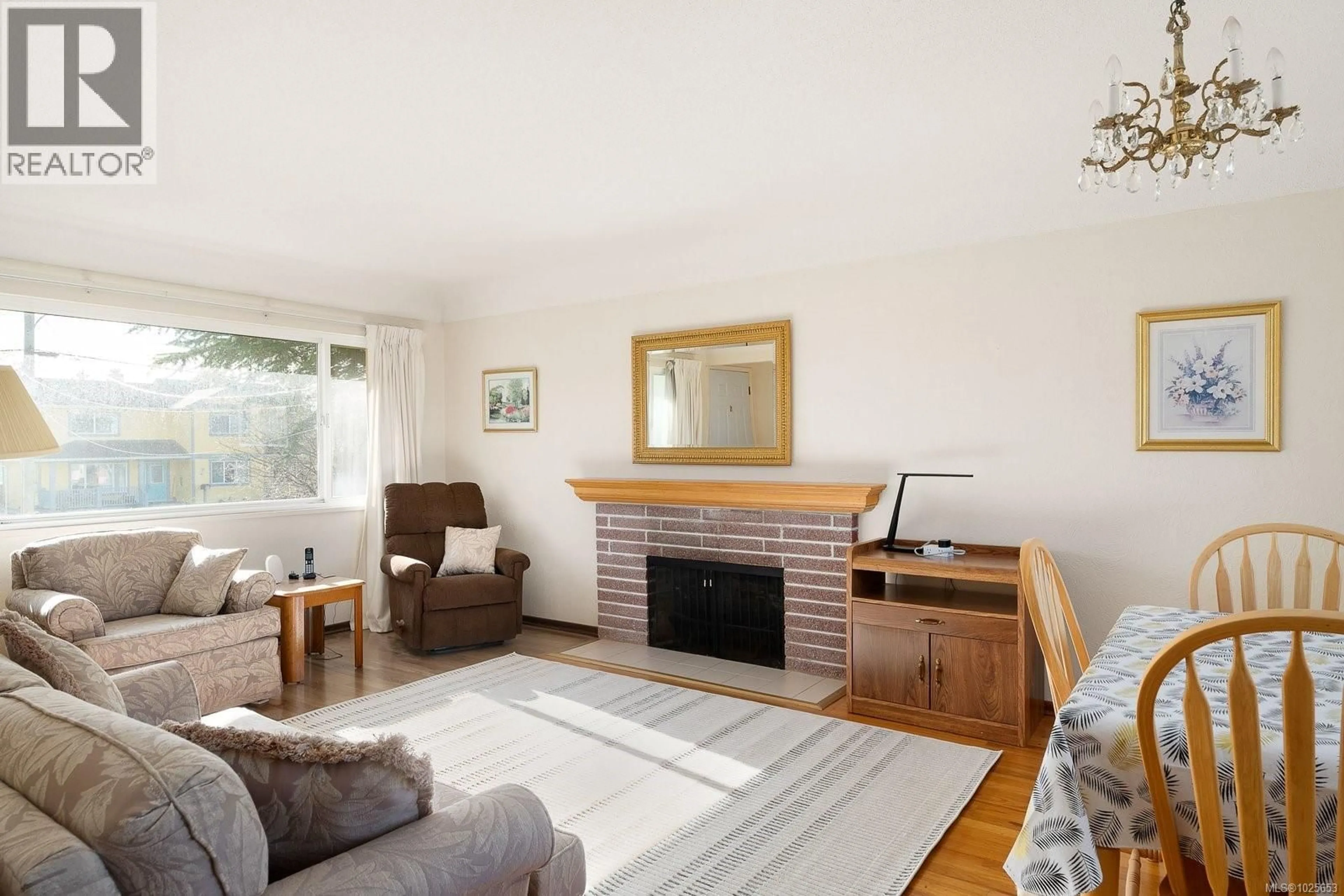 Living room with furniture, wood/laminate floor for 1650 MORTIMER STREET, Saanich British Columbia V8P3A8