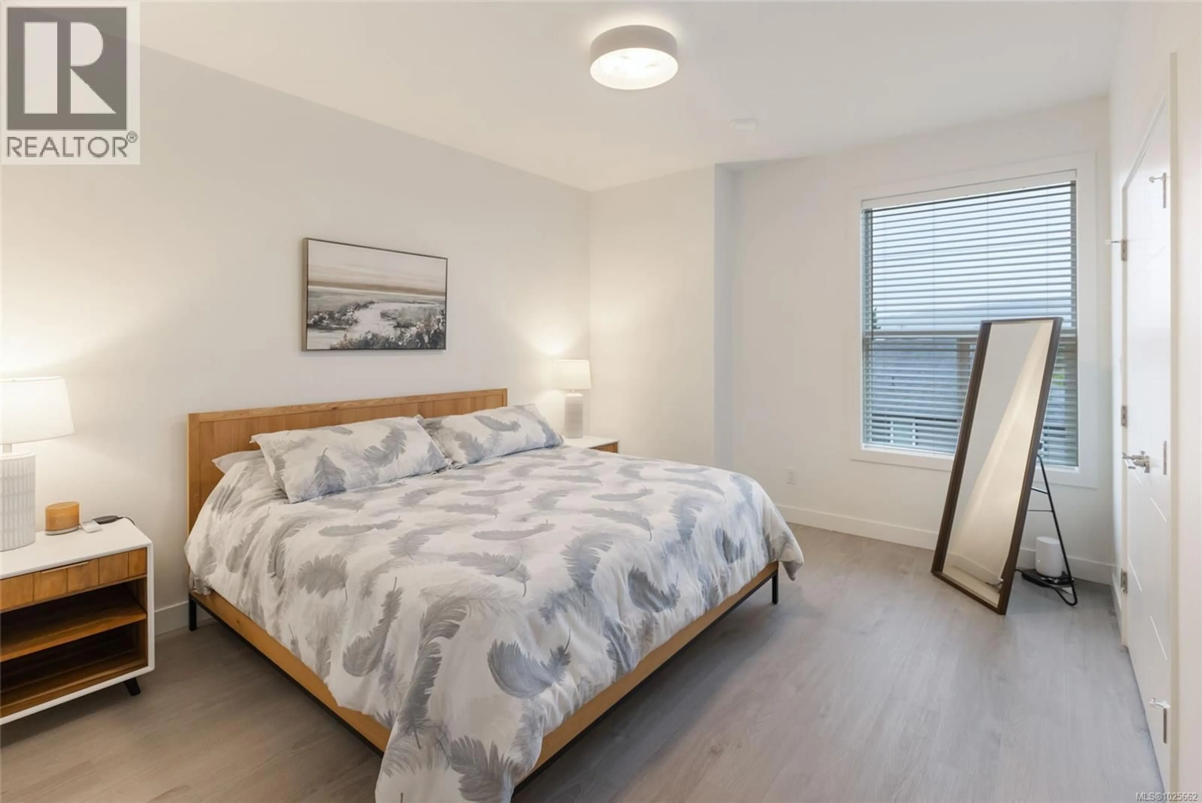 Bedroom with bed, wood/laminate floor for 1 - 545 JUBILEE STREET, Duncan British Columbia V9L1X3