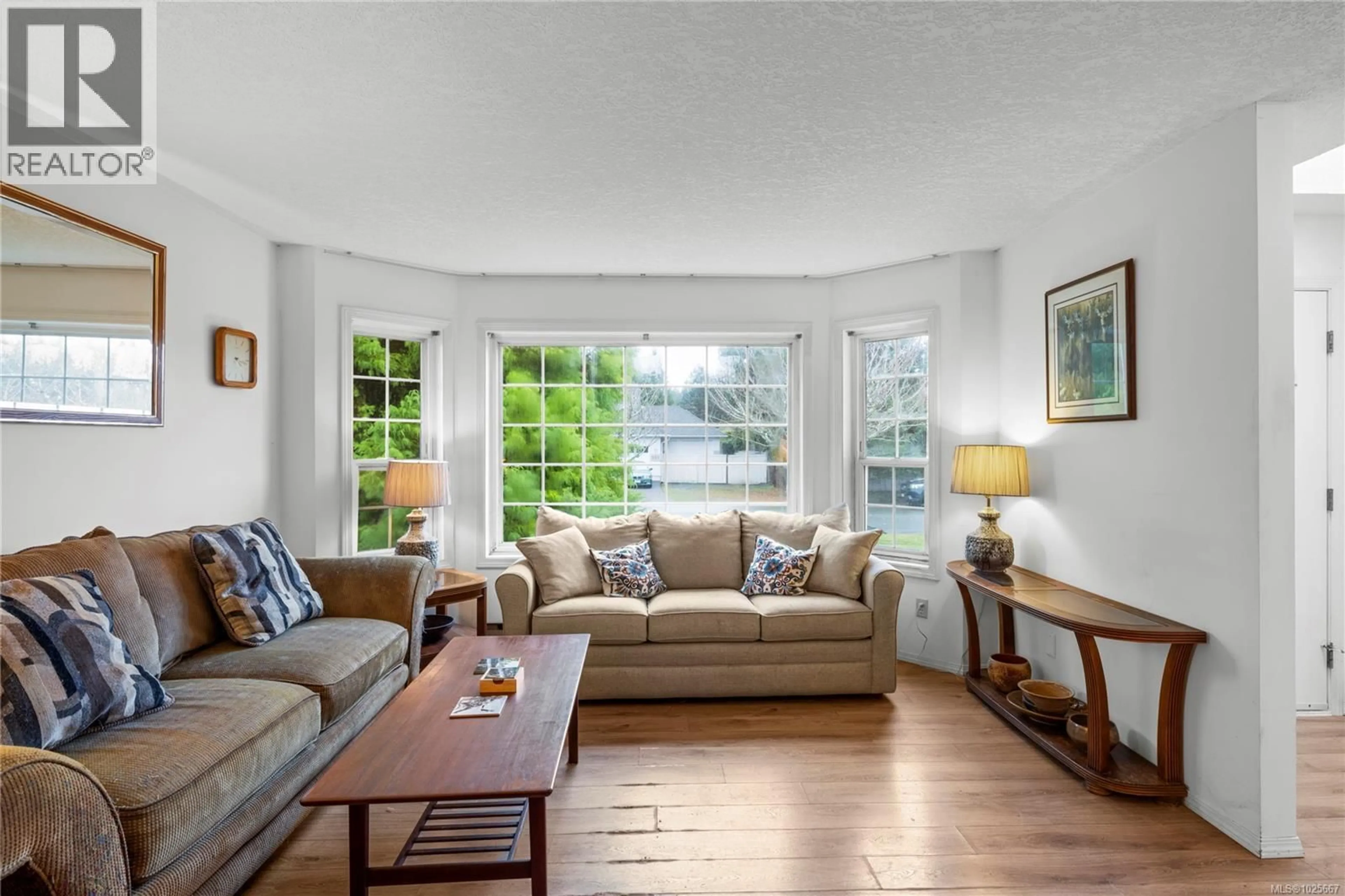 Living room with furniture, unknown for 513 ROWAN DRIVE, Qualicum Beach British Columbia V9K1K1