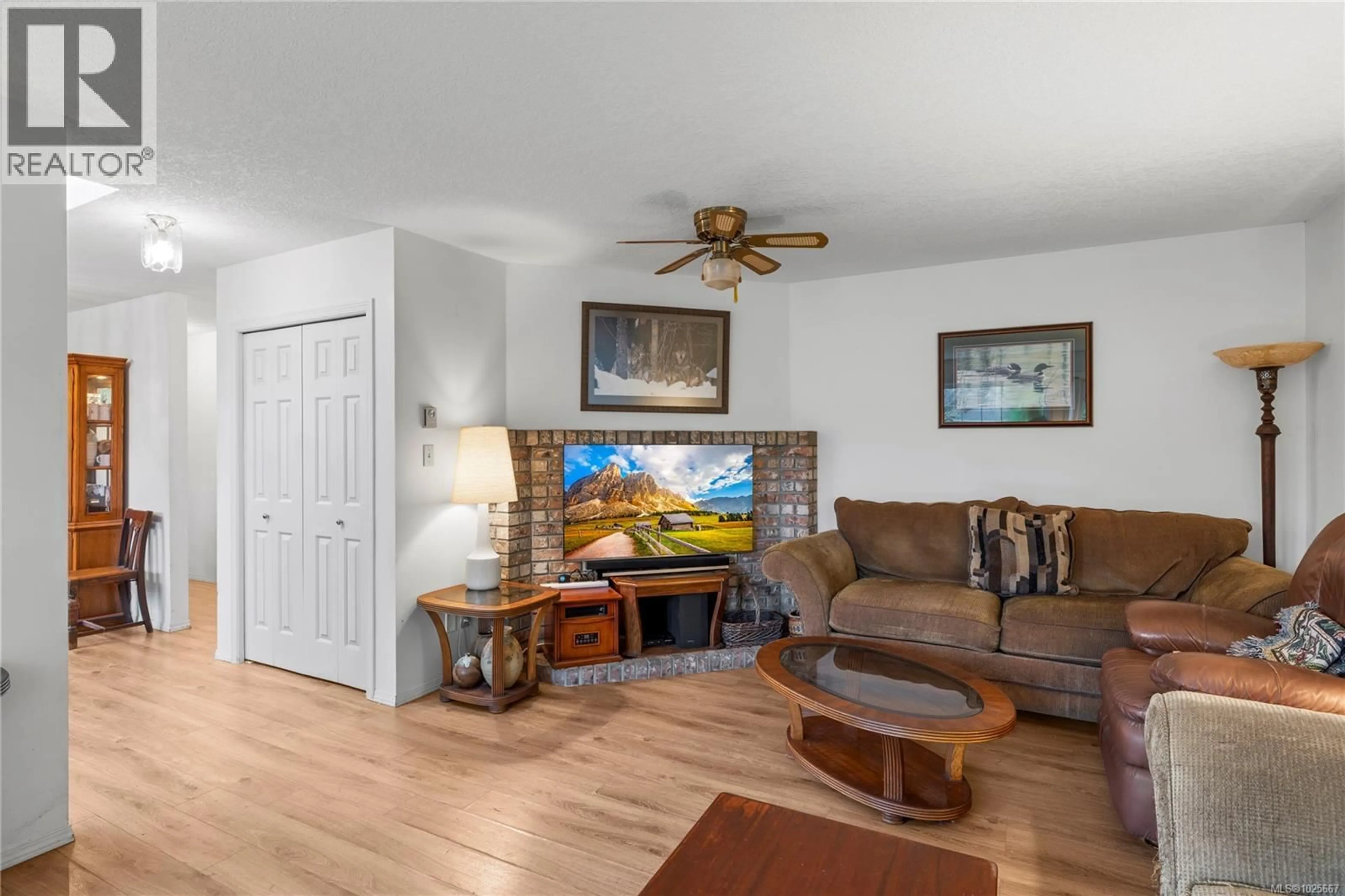 Living room with furniture, wood/laminate floor for 513 ROWAN DRIVE, Qualicum Beach British Columbia V9K1K1