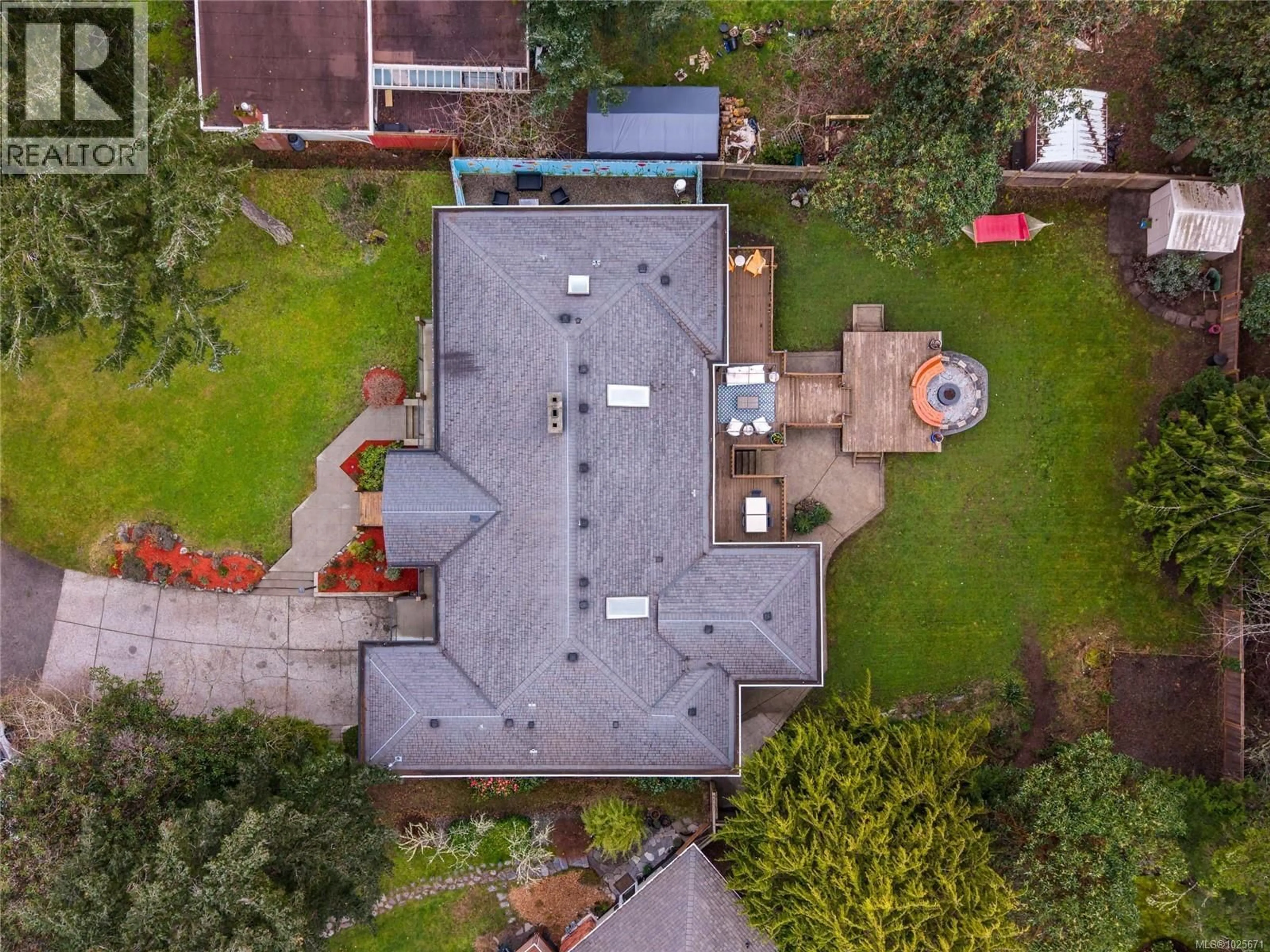 A pic from outside/outdoor area/front of a property/back of a property/a pic from drone, street for 2881 PHYLLIS STREET, Saanich British Columbia V8N1Y8