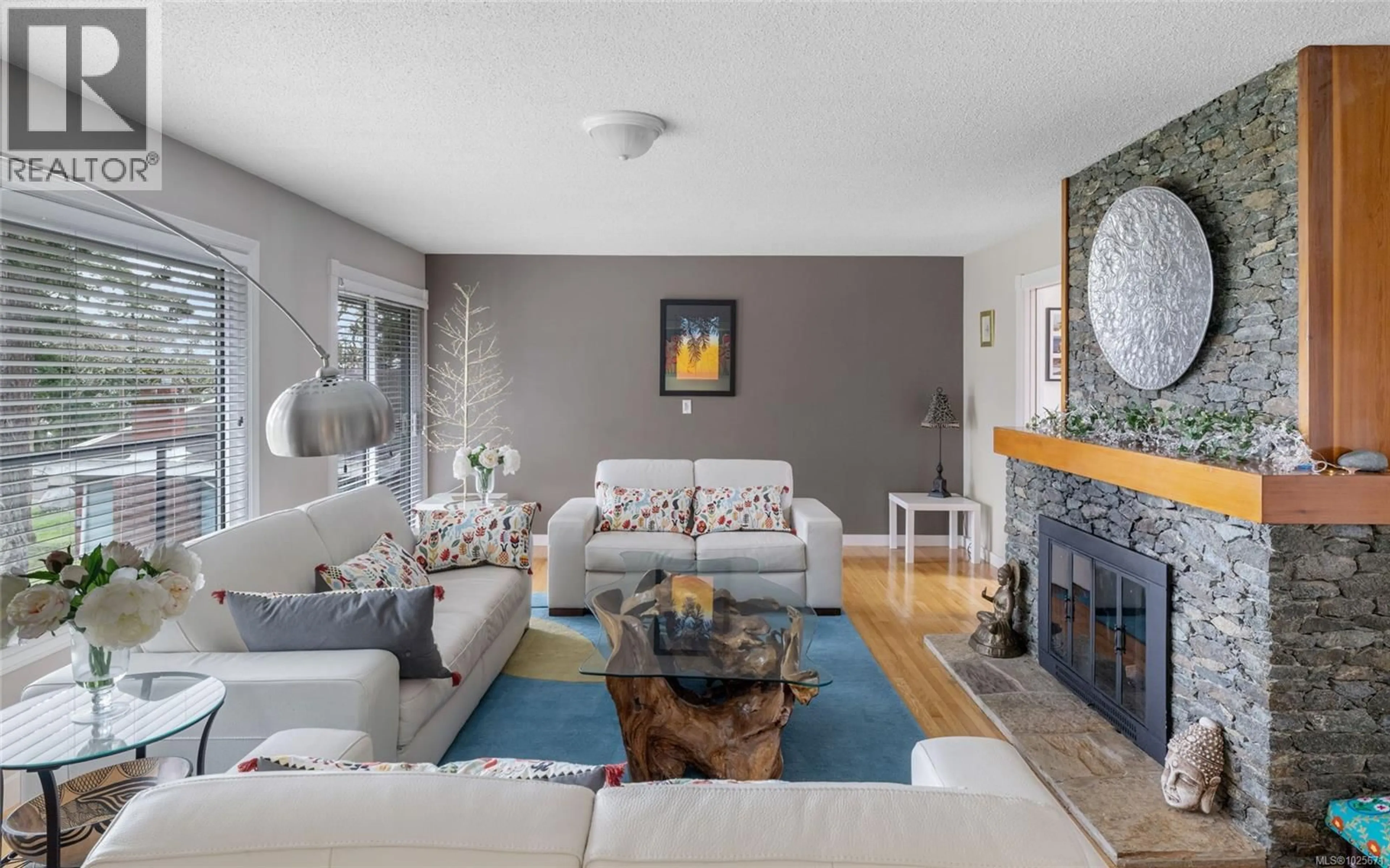 Living room with furniture, unknown for 2881 PHYLLIS STREET, Saanich British Columbia V8N1Y8