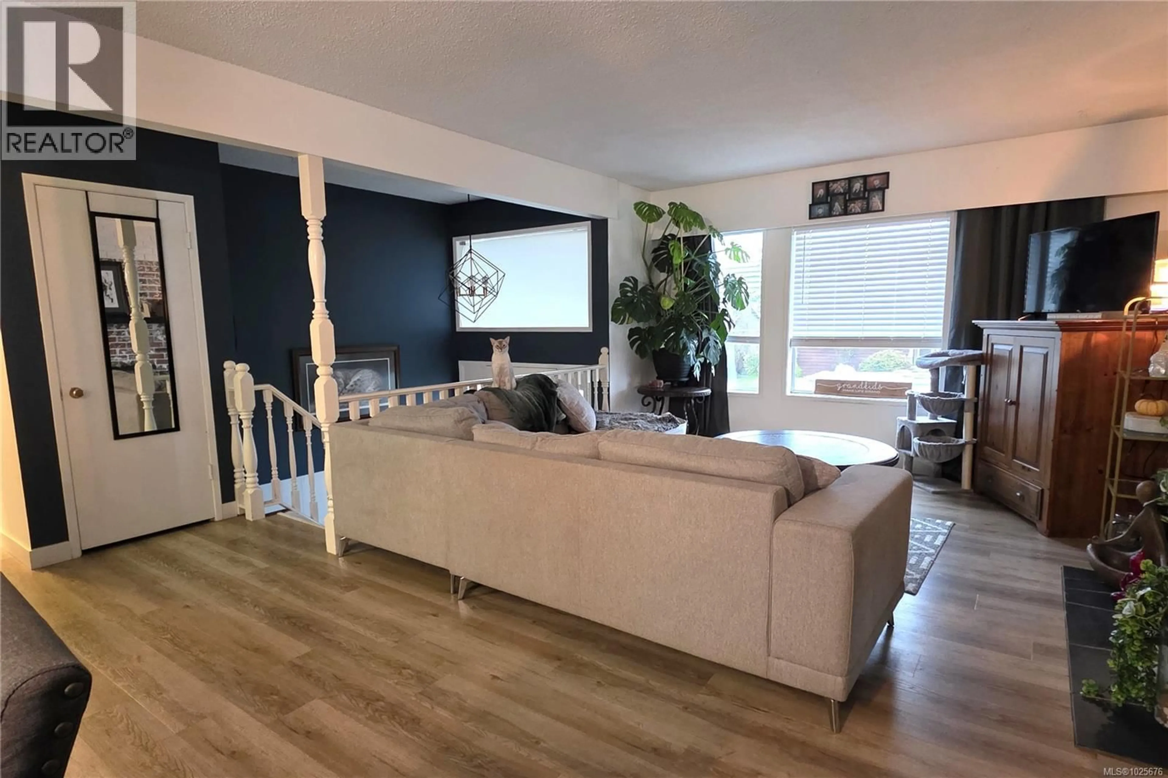 Living room with furniture, wood/laminate floor for 222 THULIN STREET, Campbell River British Columbia V9W2K7