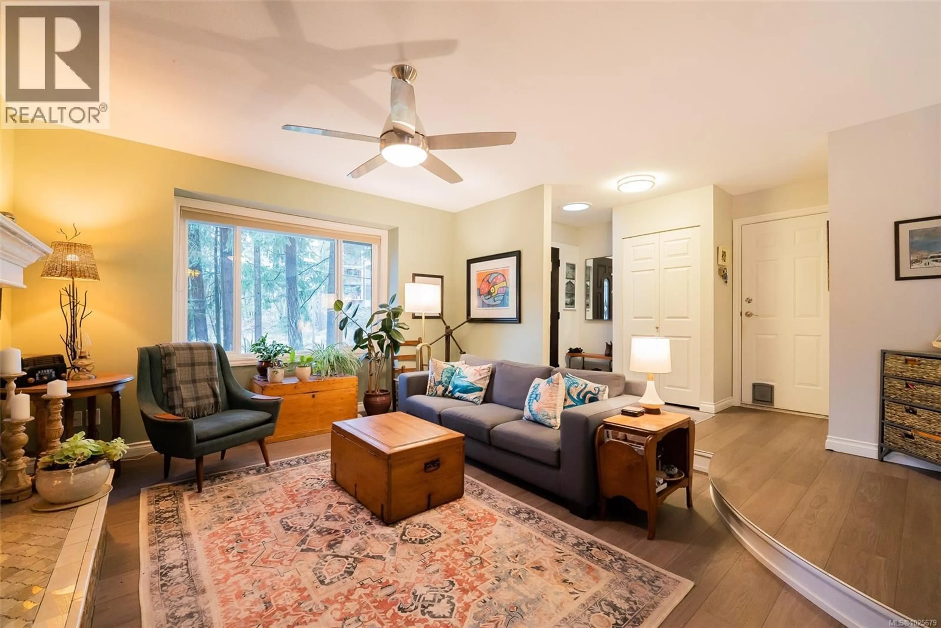 Living room with furniture, unknown for 4080 SALAL DRIVE, Nanaimo British Columbia V9T5J7