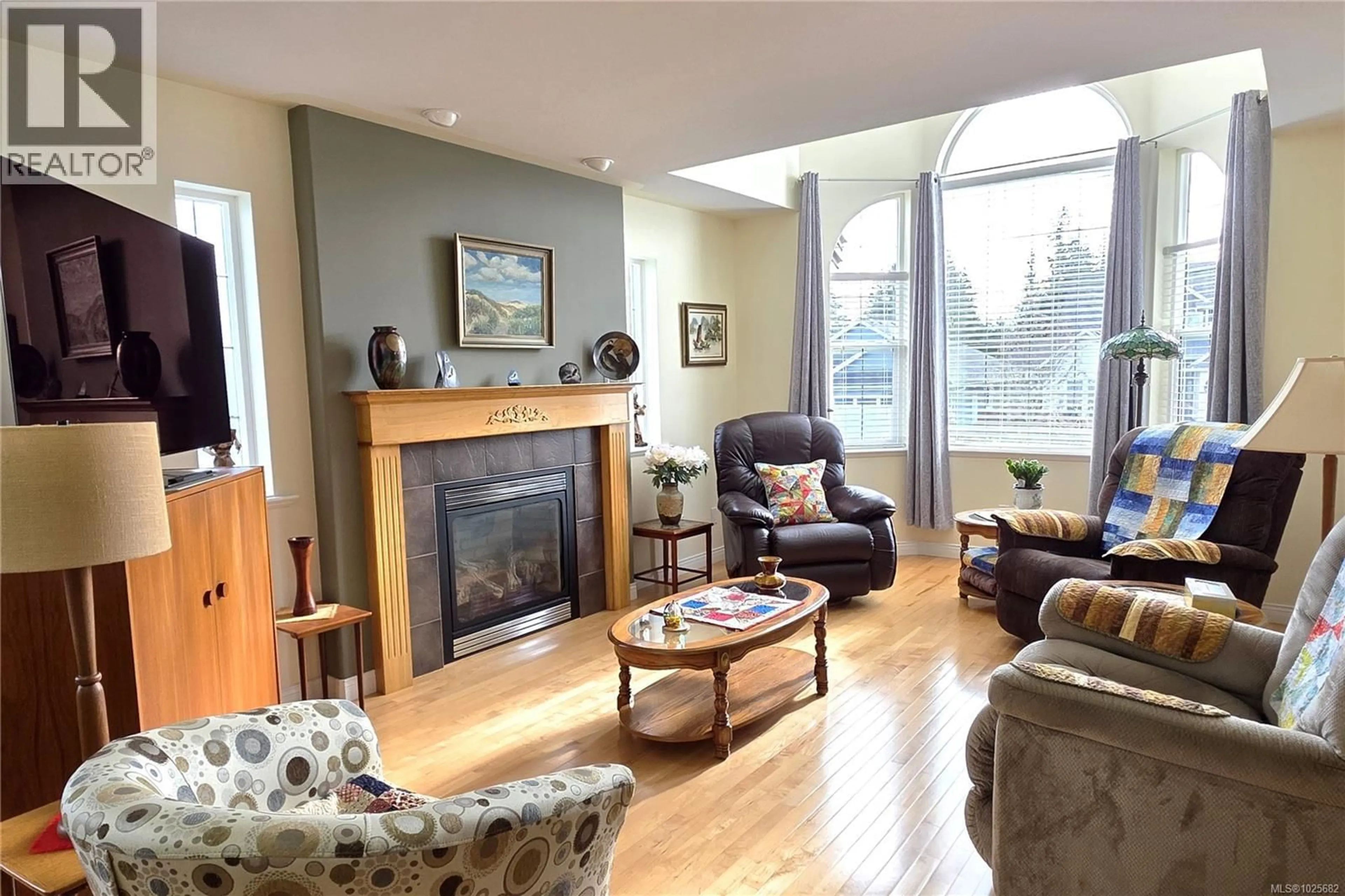 Living room with furniture, wood/laminate floor for 2966 PACIFIC VIEW TERRACE, Campbell River British Columbia V9H1V4